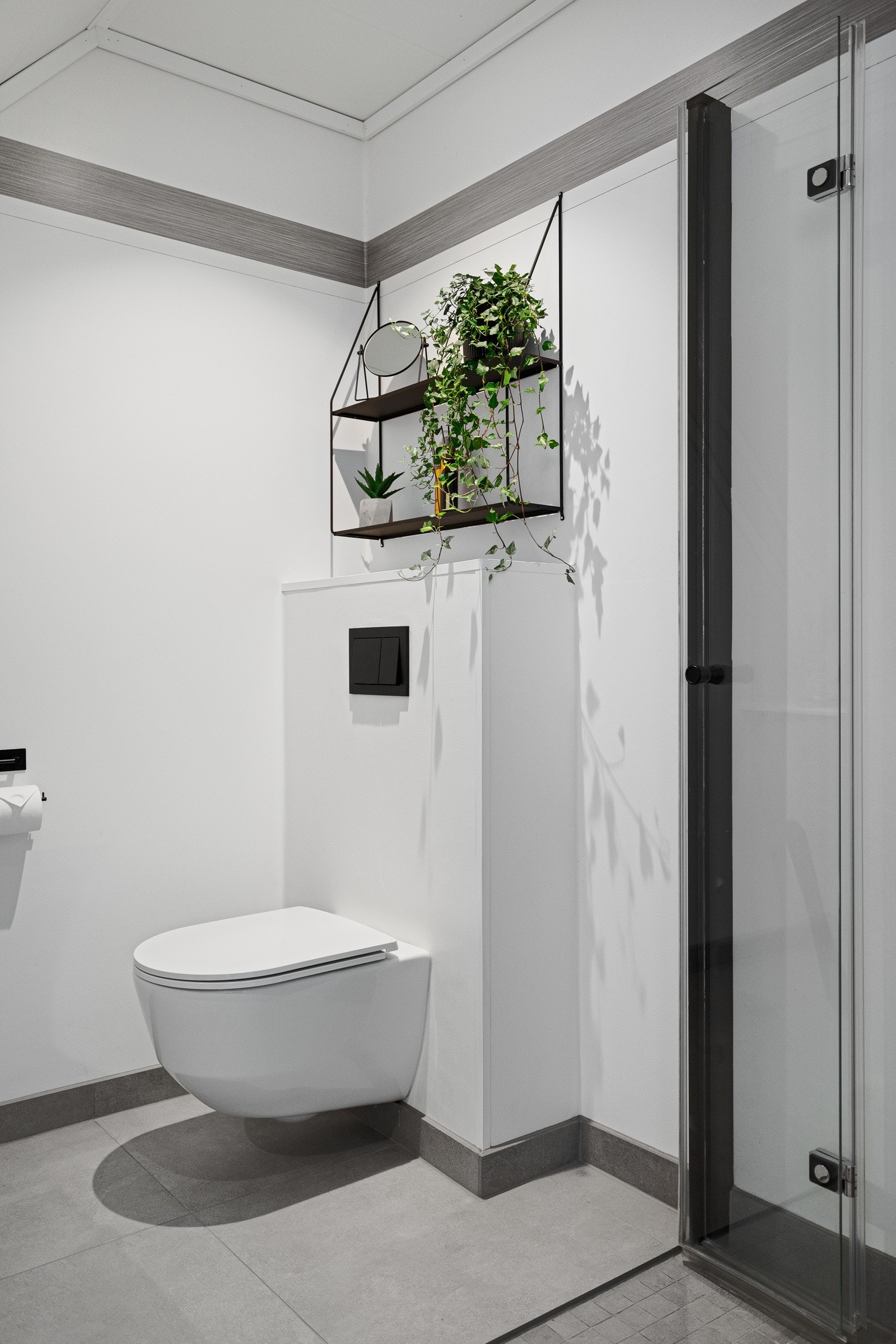 Dusjen er spraymalt svart i 2023. Galleribilde