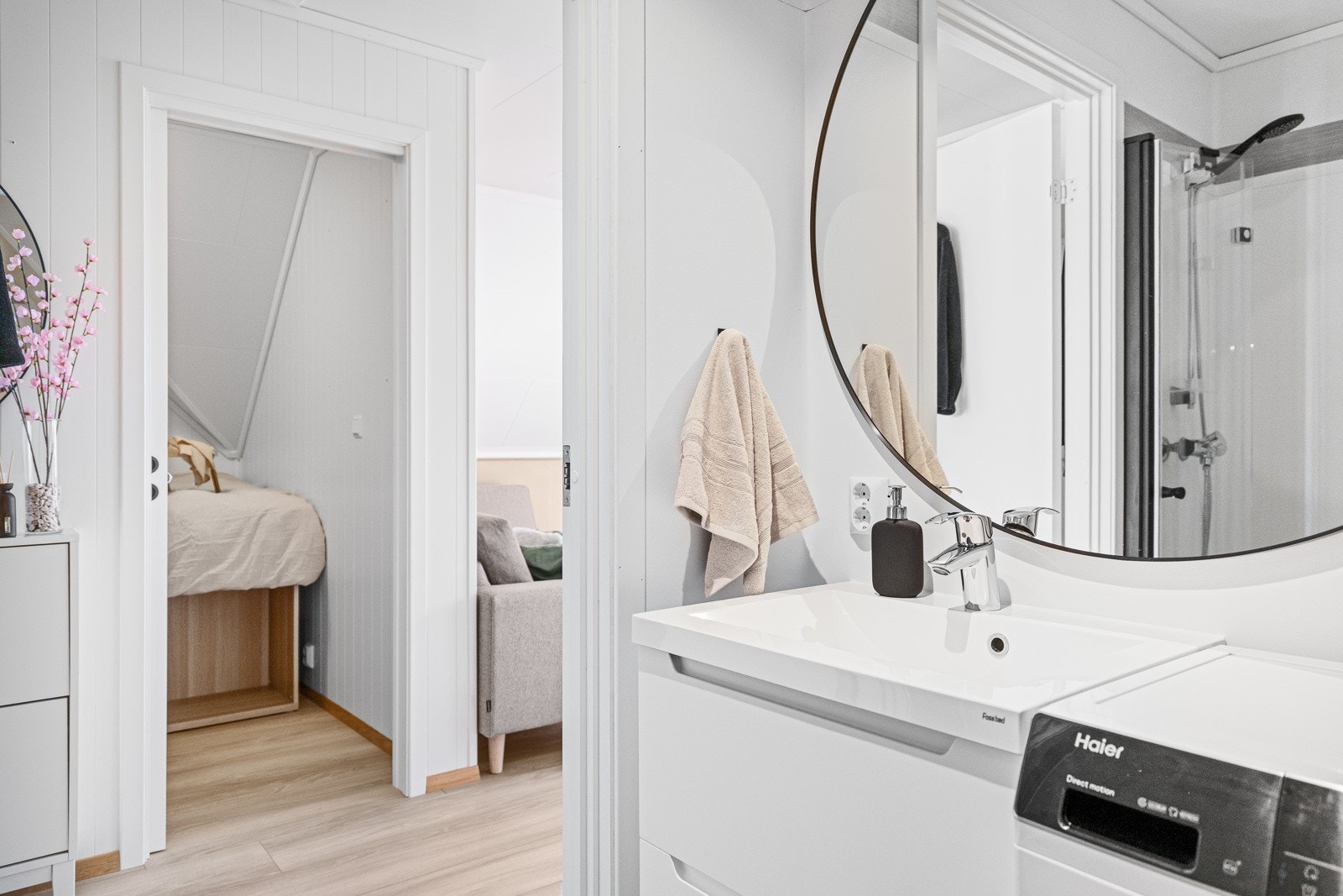 Videre tilkomst til pent, oppgradert baderom med opplegg for vaskemaskin. Galleribilde