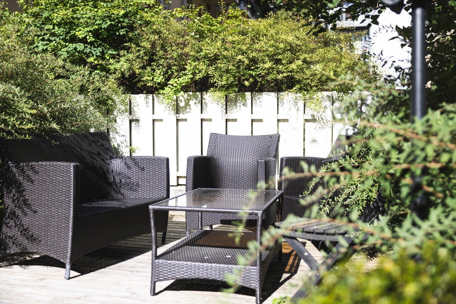 Hyggelig uteplass for beboerne i felles, opparbeidet bakgård. Galleribilde