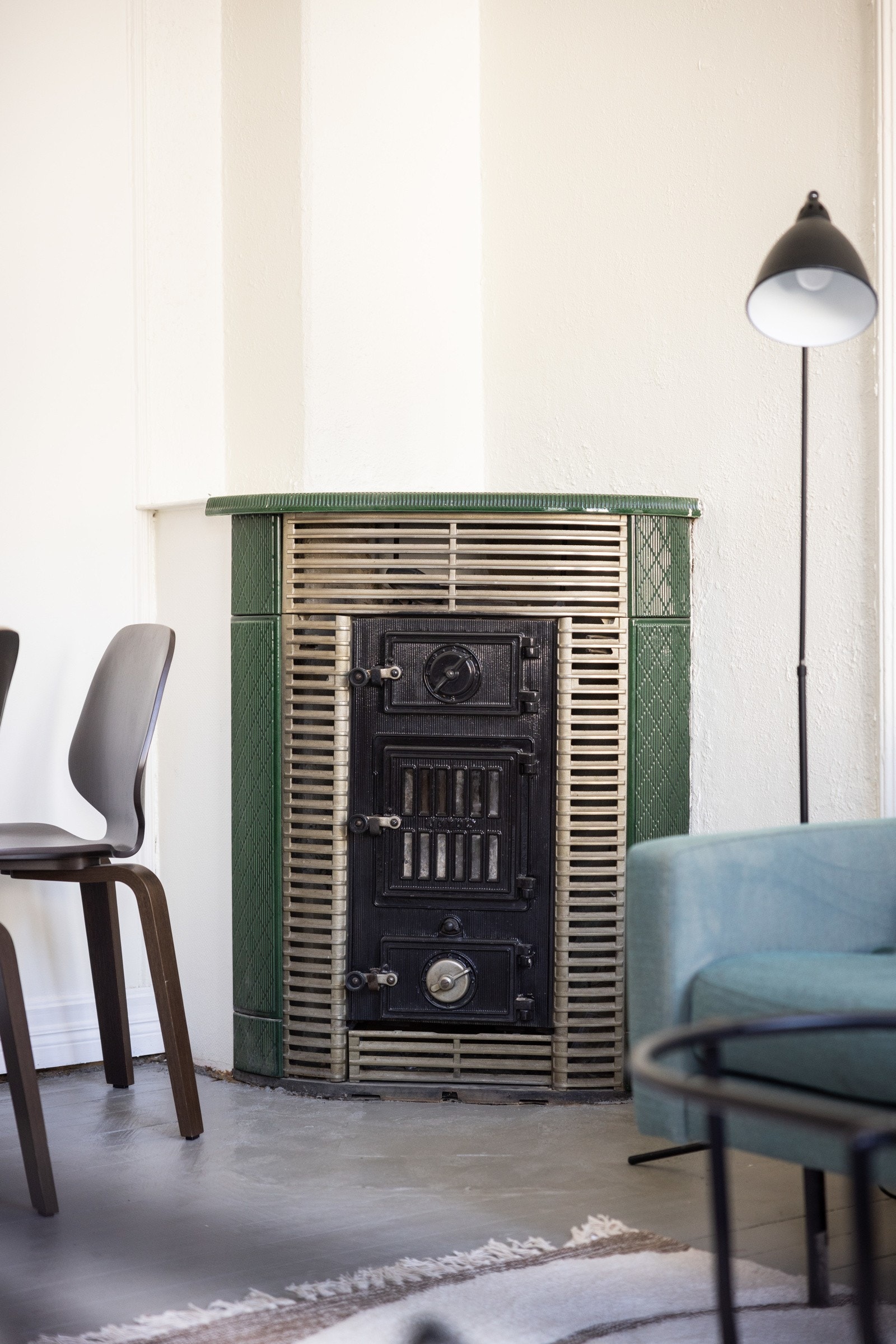 Hjørnekaminovn trolig fra 60-70-tallet er installert i stuen. Galleribilde