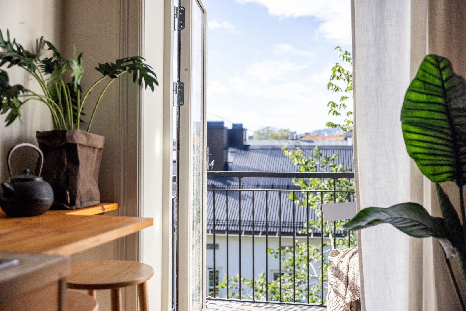 Fri utsikt og godt med kveldssol fra kjøkken og balkong Galleribilde