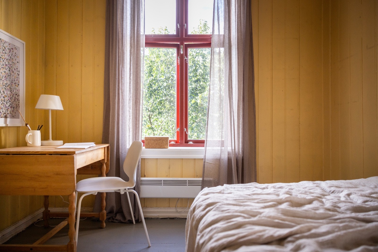 Lunt og hyggelig soverom med plass til seng, nattbord og annet møblement. Galleribilde