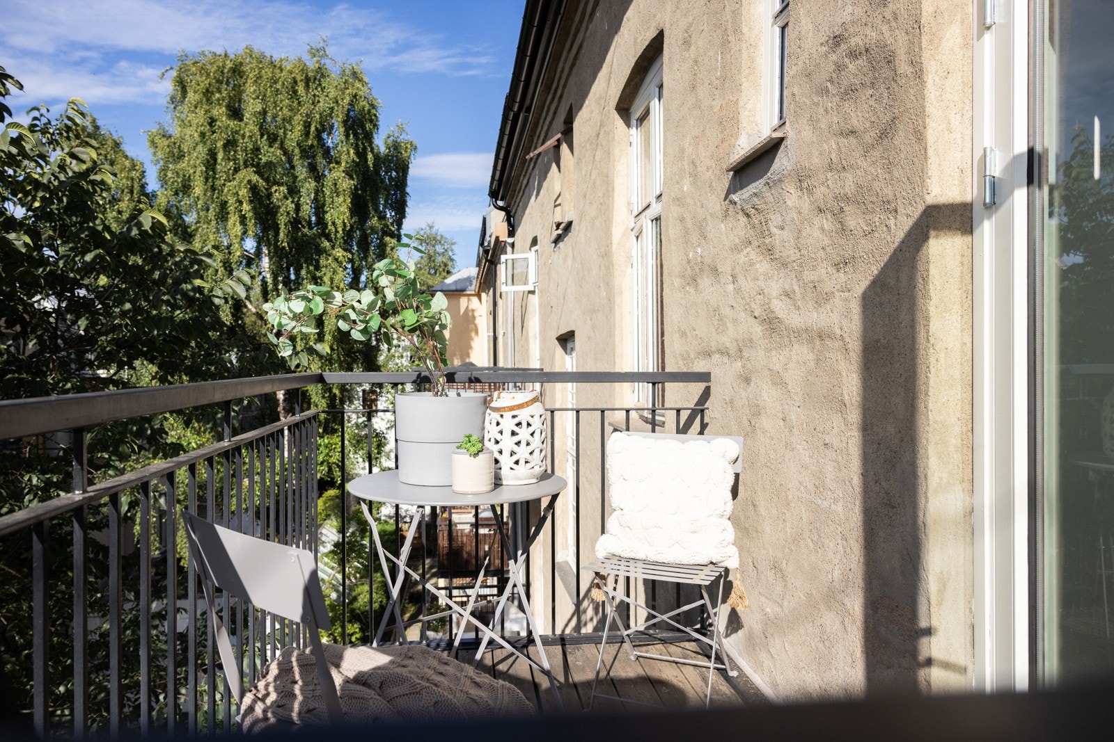 Nordvestvendt balkong vender ut mot hyggelig grøntområde Galleribilde