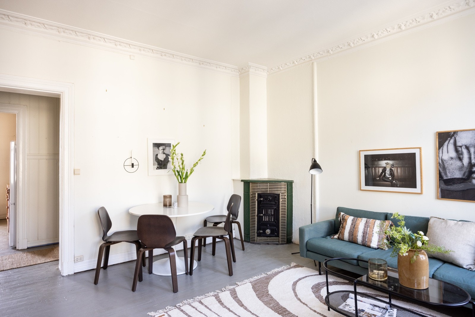 Lys og hyggelig stue med store flotte vinduer som gir rommet en lys og behagelig atmosfære. Galleribilde