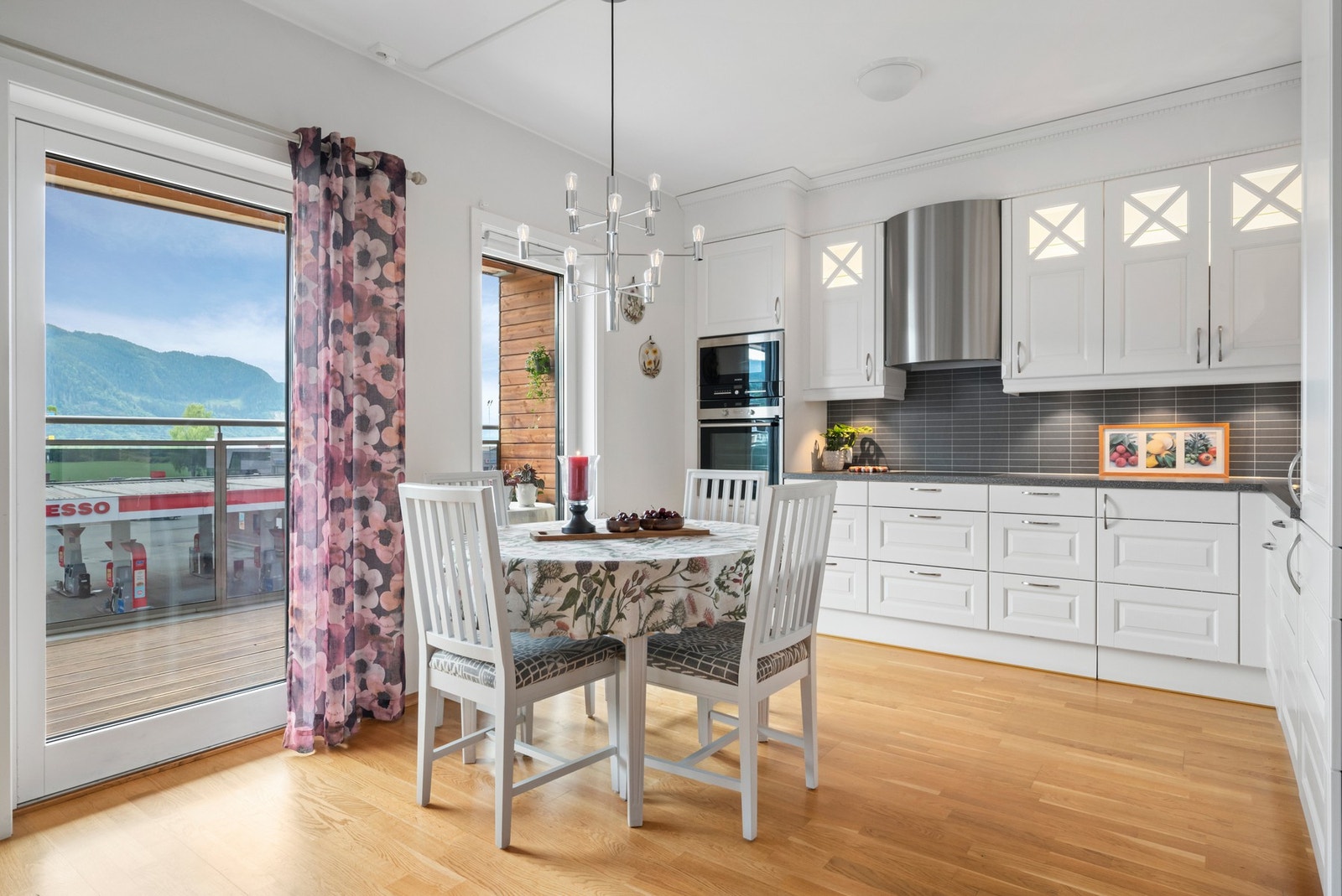 Lyst og åpent kjøkken med mye skap -og benkeplass. Galleribilde