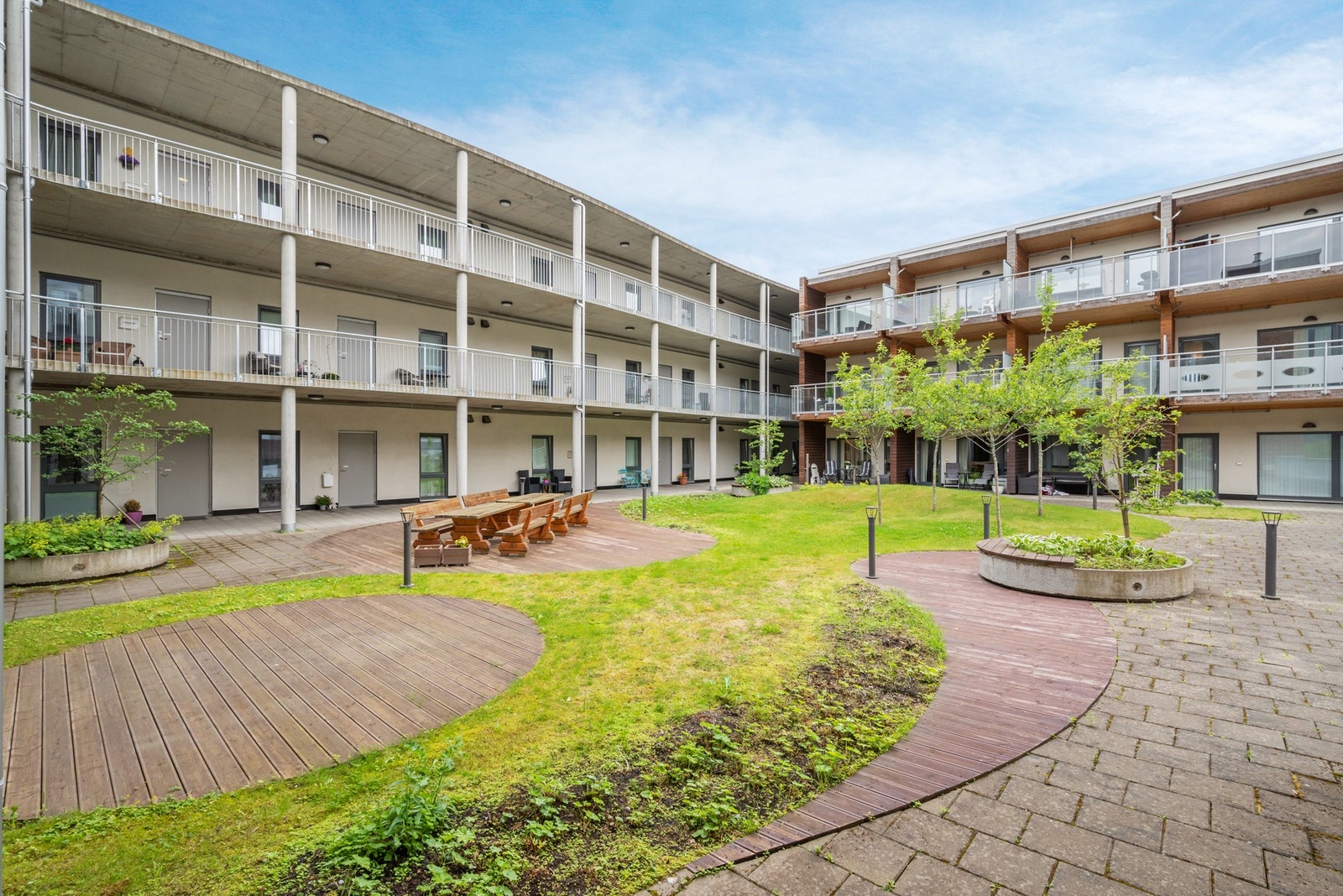 Sameiet har en pent opparbeidet takhage med grøntareal og sittebenker. Galleribilde