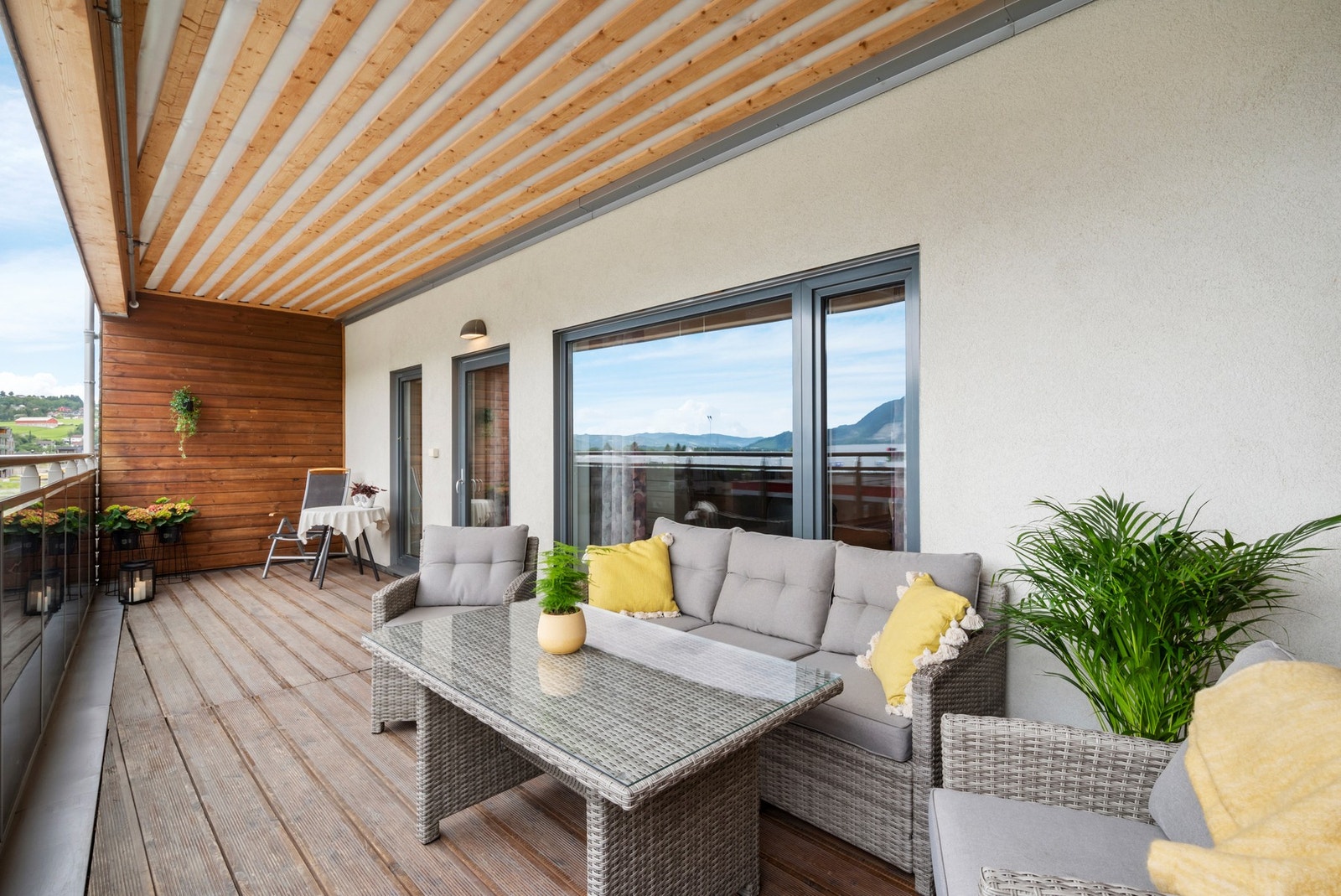 Fra stuen har du også utgang til en stor balkong. Galleribilde