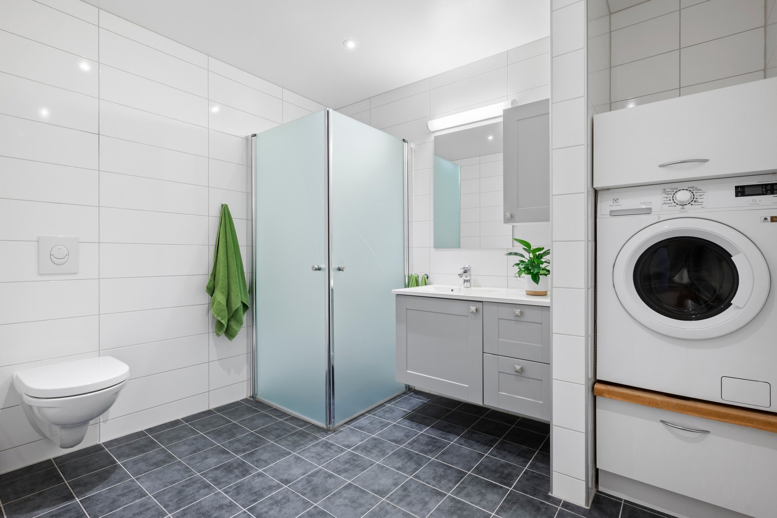 Romslig bad med flis på vegger og gulv. Galleribilde