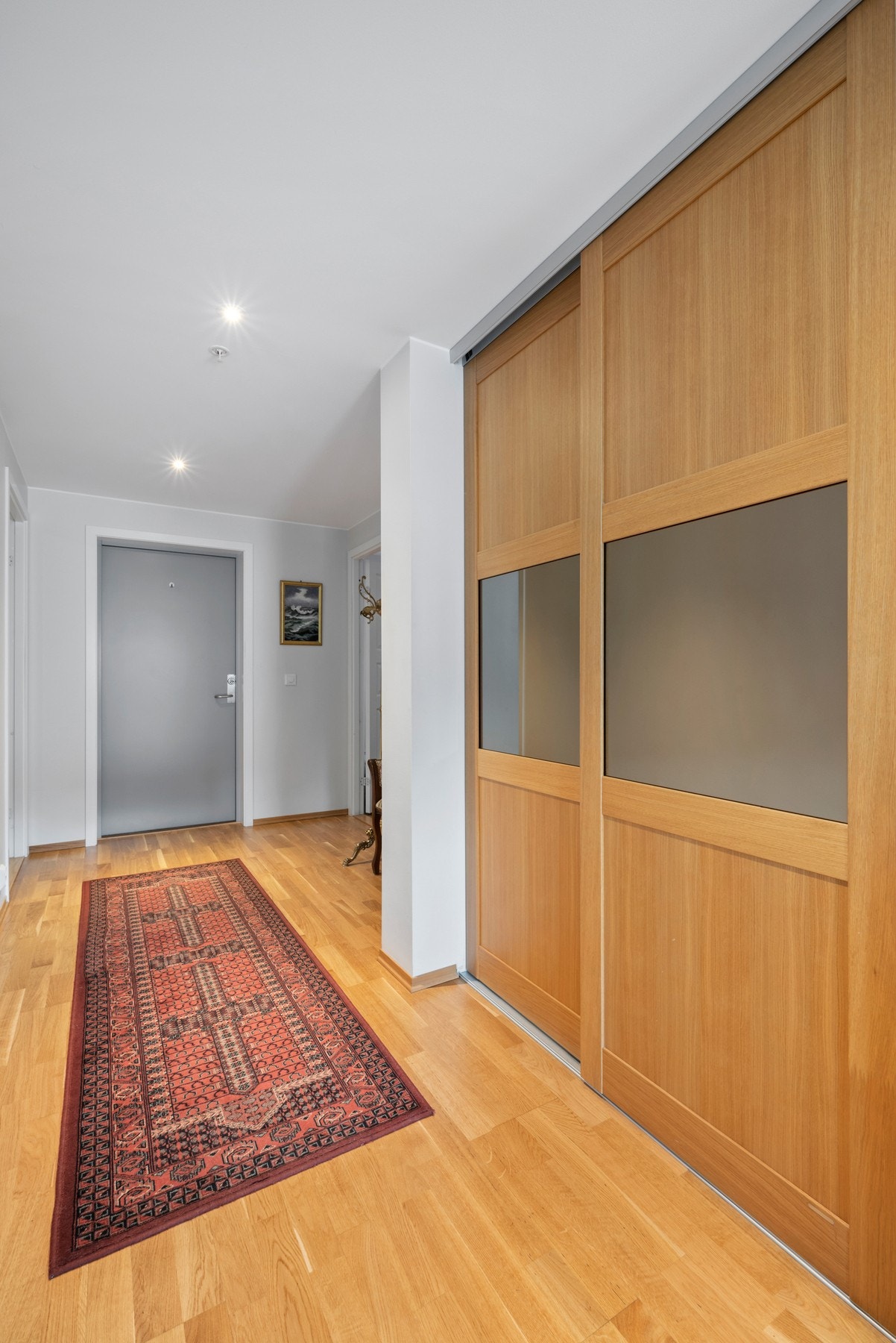 Gangen er romslig og har skyvedørsgarderobe til klær og oppbevaring. Galleribilde