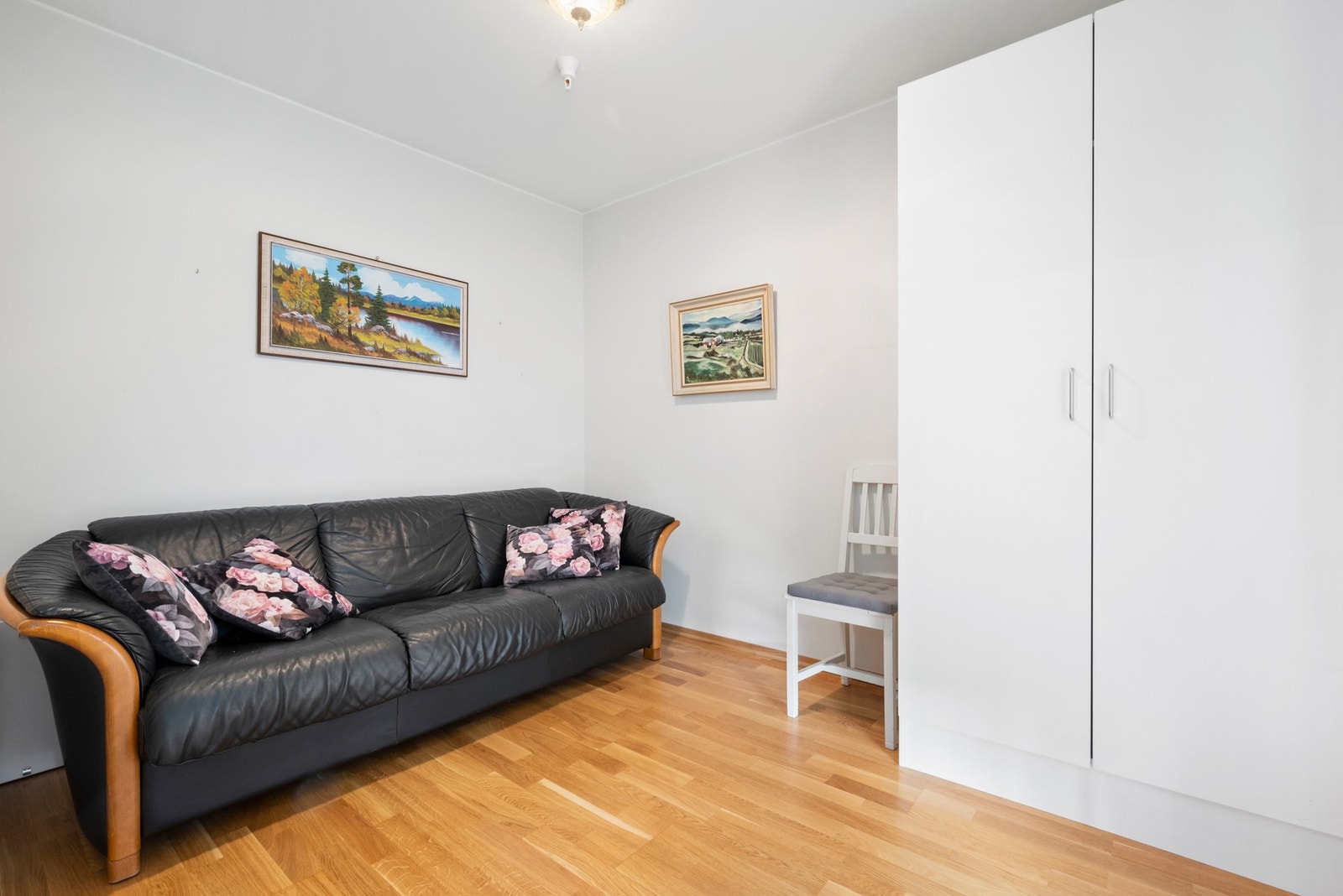 Soverom 2 har også garderobeskap. Galleribilde