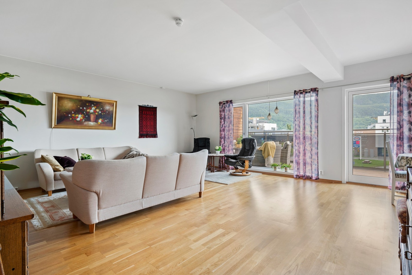 Oppholdsrommet har en åpen stue/kjøkkenløsning som utgjør 41,5m². Galleribilde