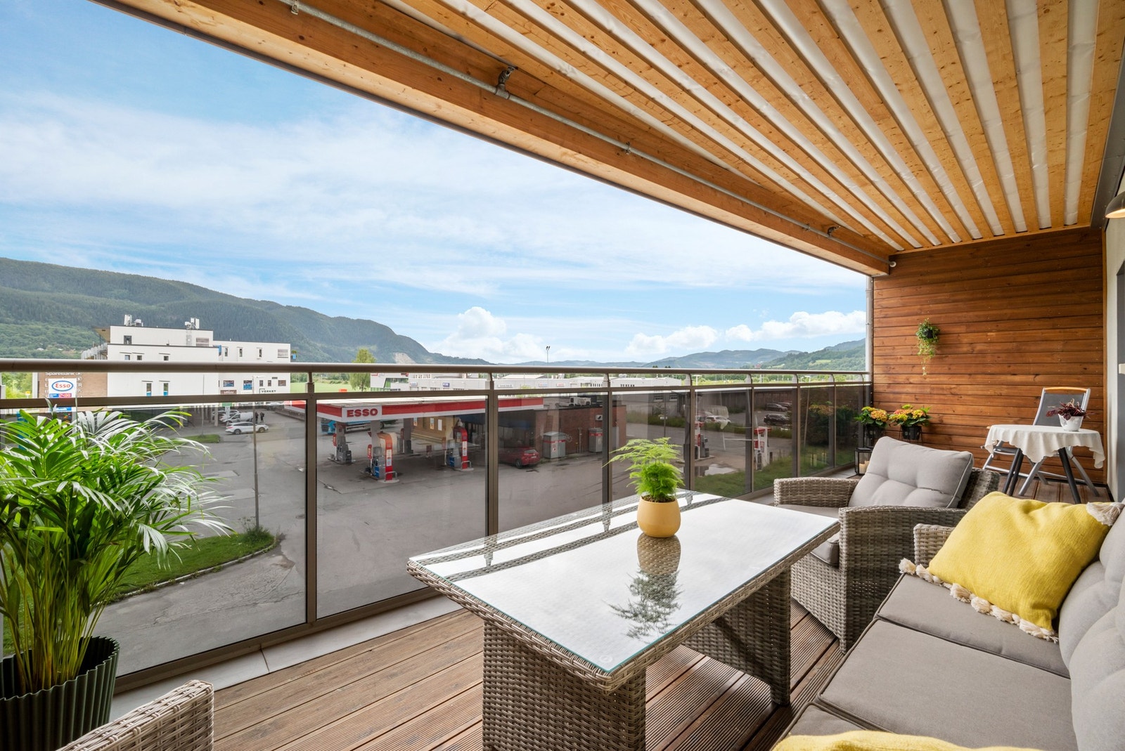 Overbygd balkong på 21m² med utsikt over Melhus sentrum. Galleribilde