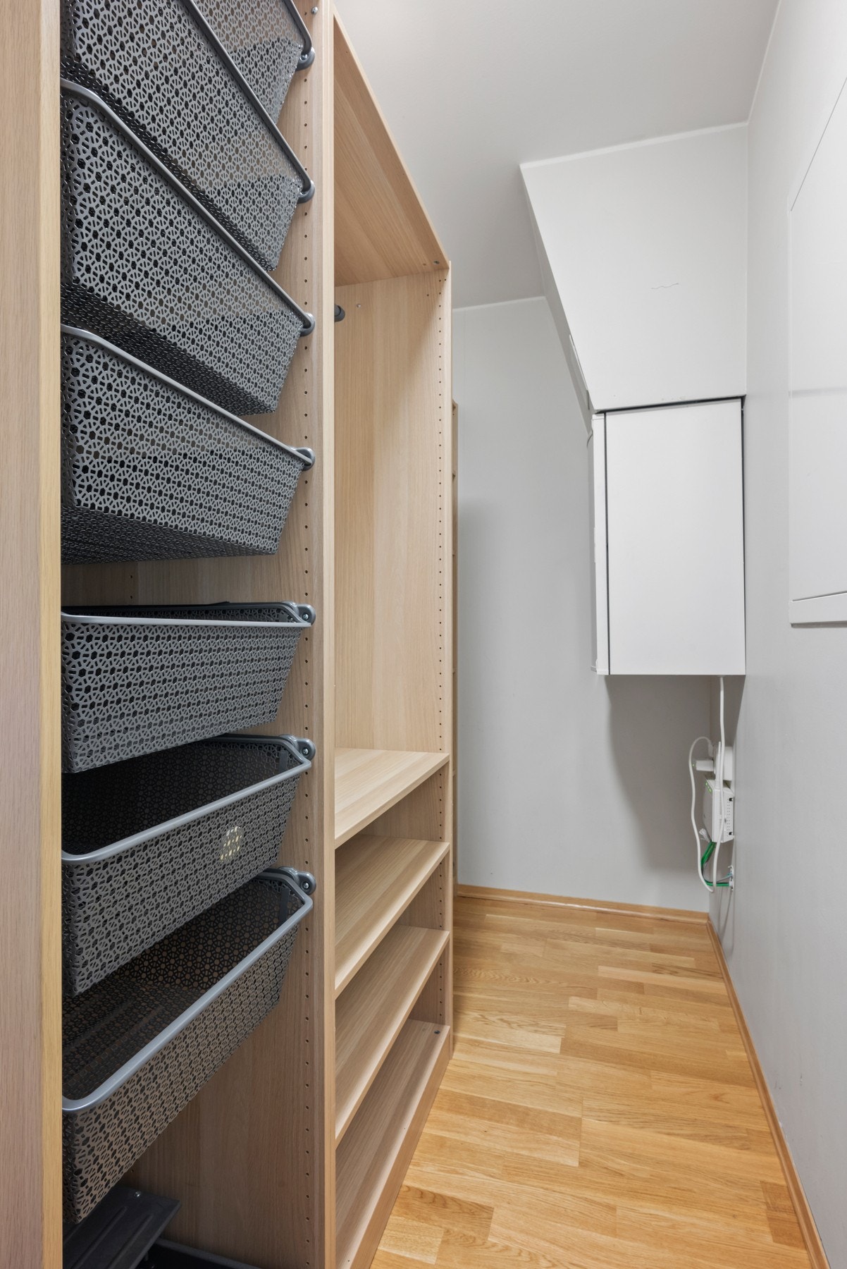 Garderoberom med ekstra lagringsplass. Galleribilde