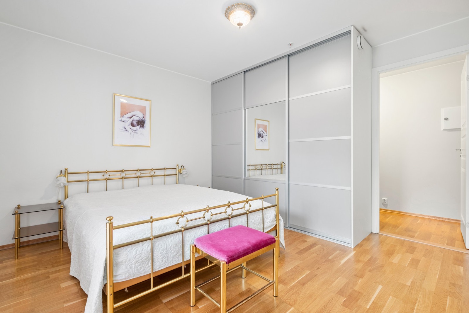 Her er det stor skyvedørsgarderobe og inngang til ekstra bod/garderoberom. Galleribilde