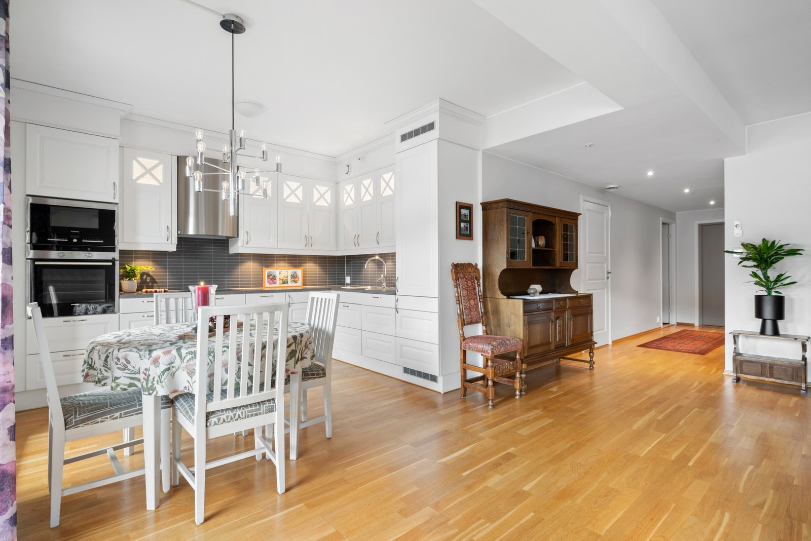 Innredning med mekanisk avtrekksvifte over stekesonen. Galleribilde