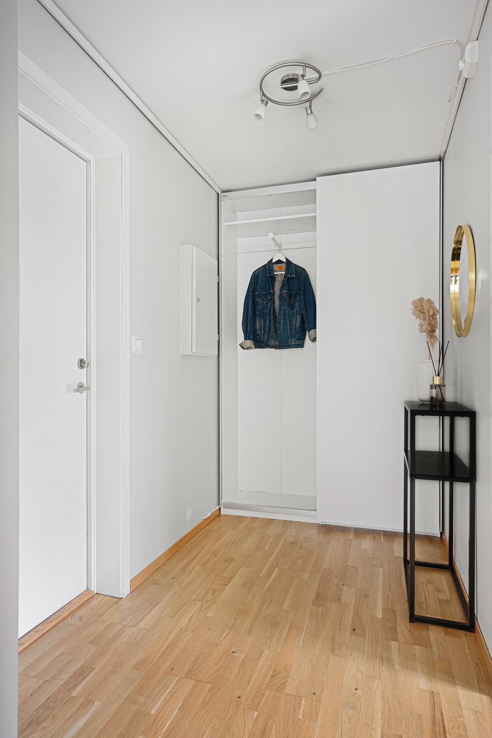 Garderobeløsning i gangen. Galleribilde