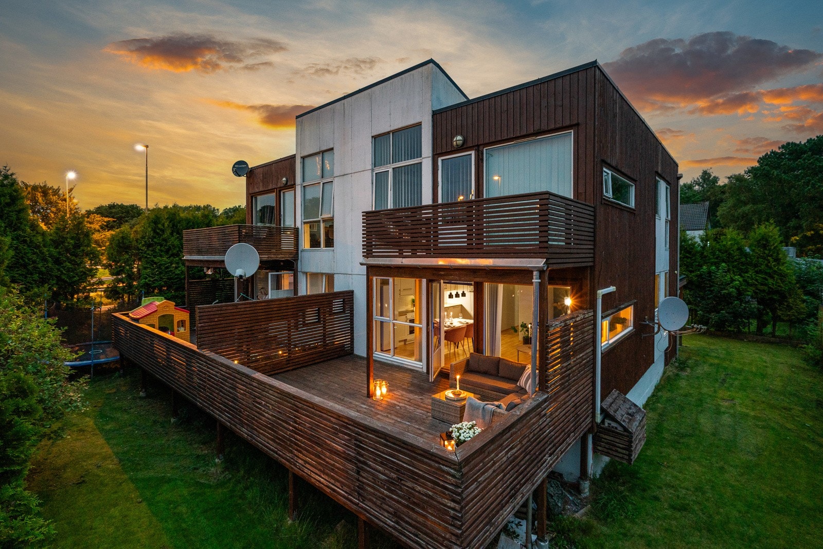 Dette er en lekker og innflytningsklar 3-roms leilighet i en sentralt beliggende 4-mannsbolig på Auglend. Galleribilde