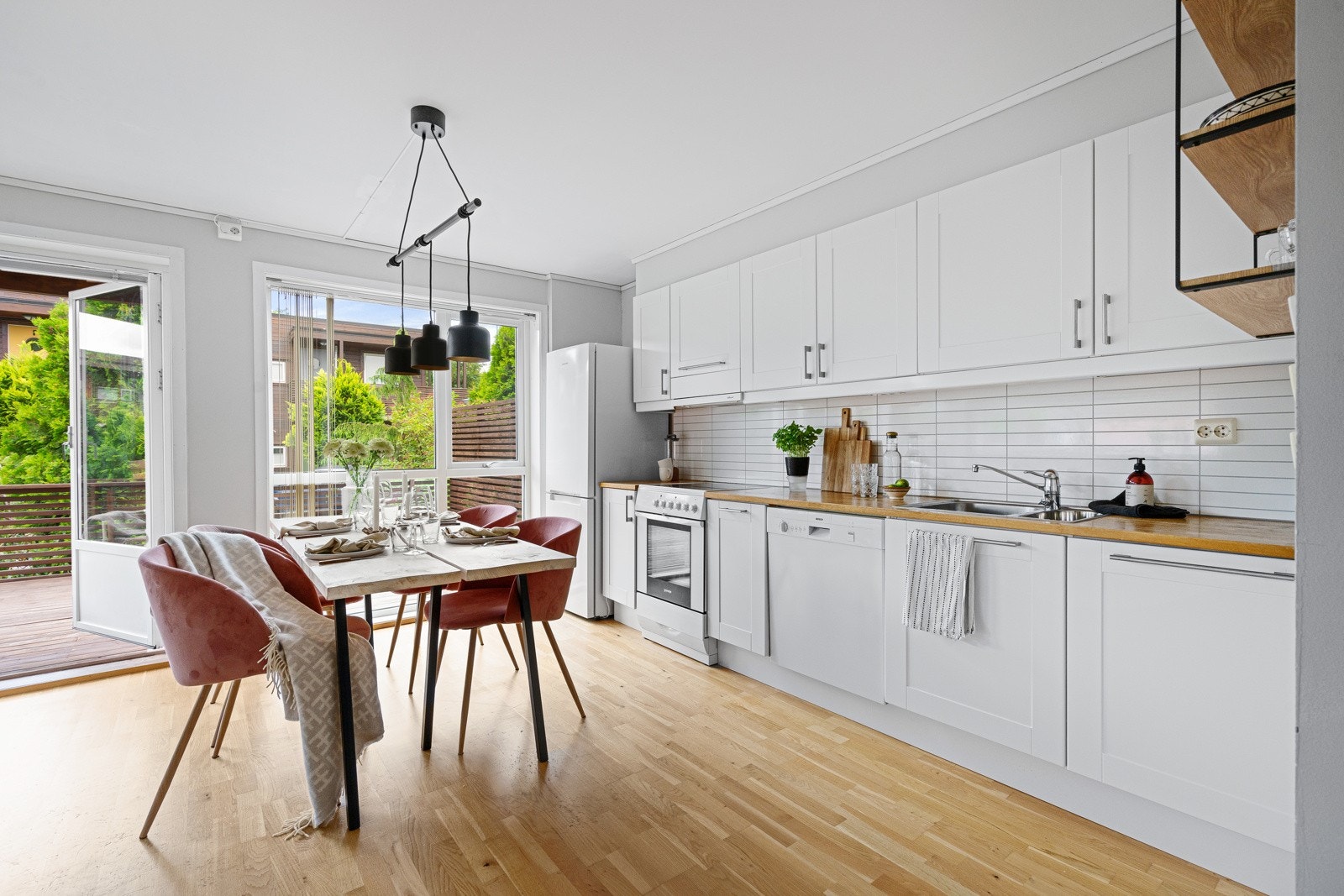 Kjøkken med god skap- og benkeplass. Galleribilde