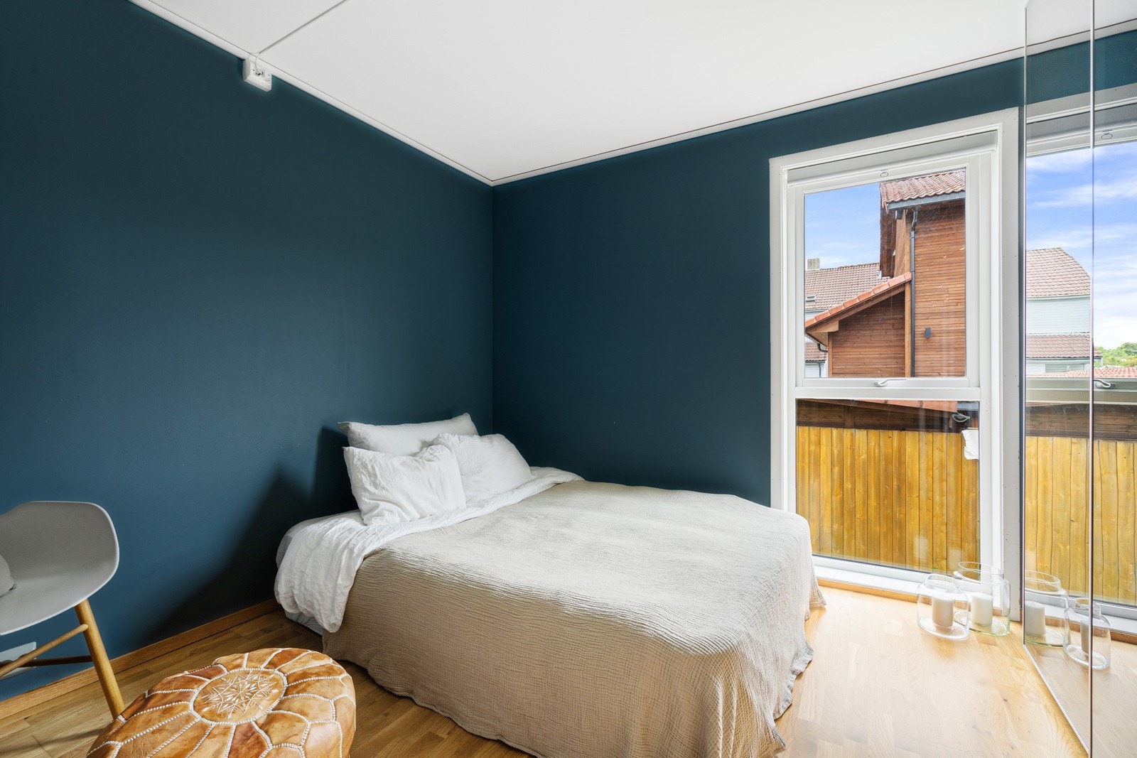 Hovedsoverom av god størrelse, utstyrt med skyvedørsgarderobe. Galleribilde