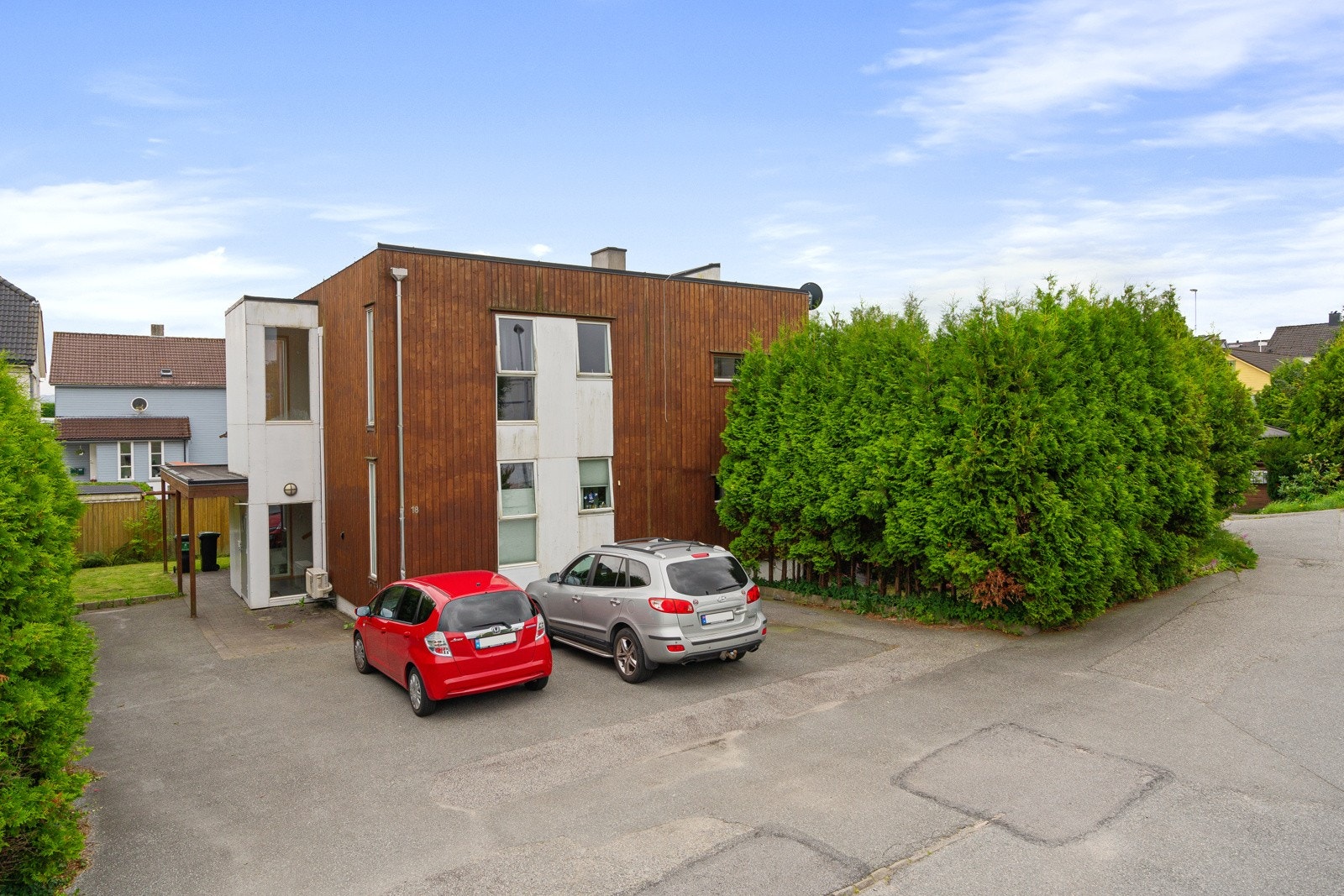 Gode parkeringsmuligheter på felles tomt. Plass til to biler. EL-bil lader installert. Velkommen til visning! Galleribilde