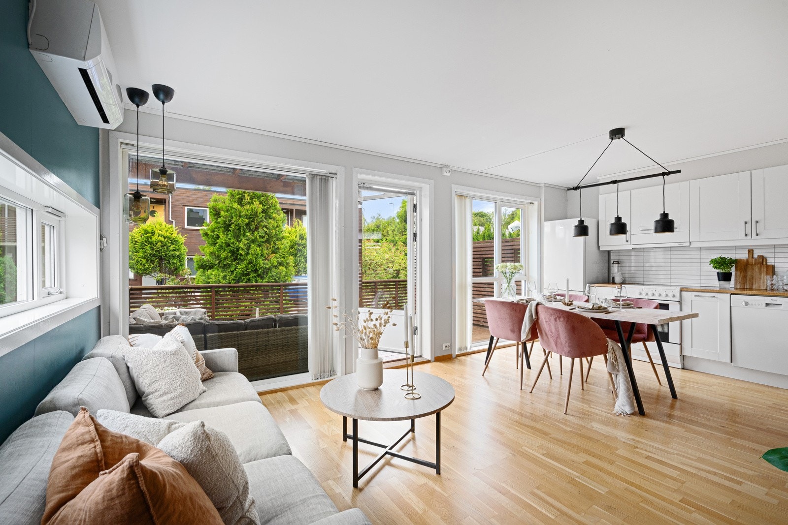 Leiligheten ligger i 1.etajse og inneholder entre, bad, to soverom og stue/kjøkken. Galleribilde