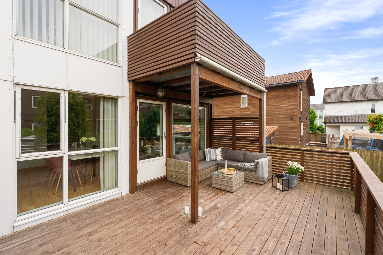 Utgang til solrik, sørvest vendt terrasse på 23 kvm med gode solforhold. Galleribilde