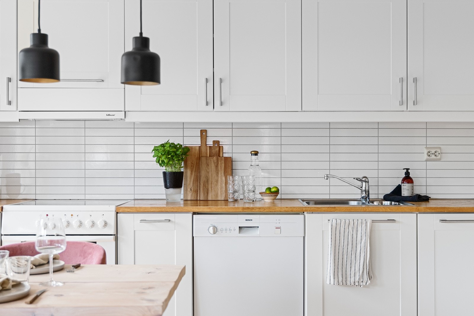 Kjøkken i hvit utførelse. Galleribilde