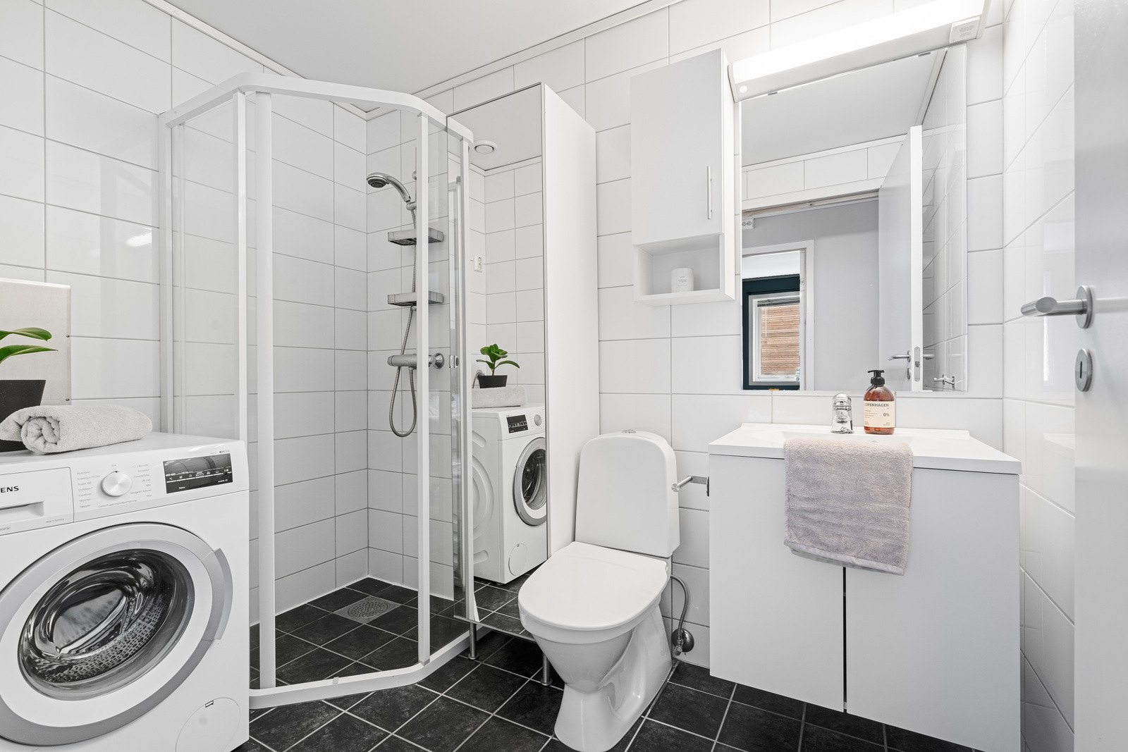 Flislagt, lettstelt baderom. Opplegg for vask/tørk. Galleribilde