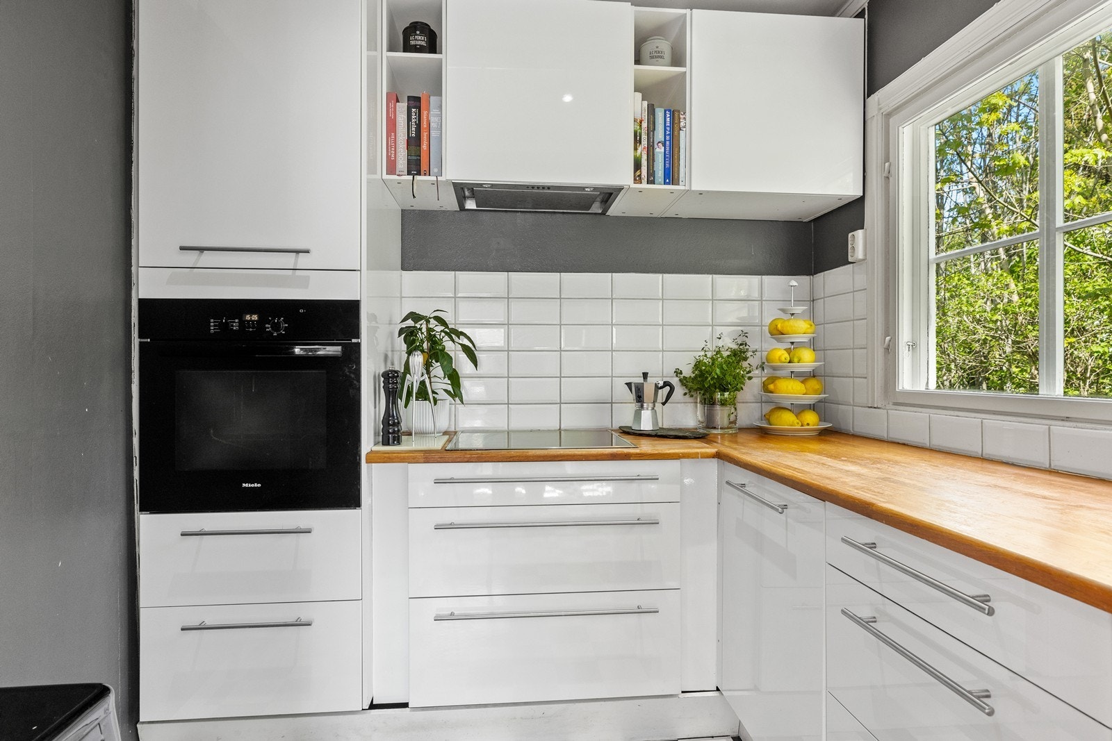 IKEA kjøkken fra 2008 med integrert komfyr, platetopp og oppvaskmaskin Galleribilde