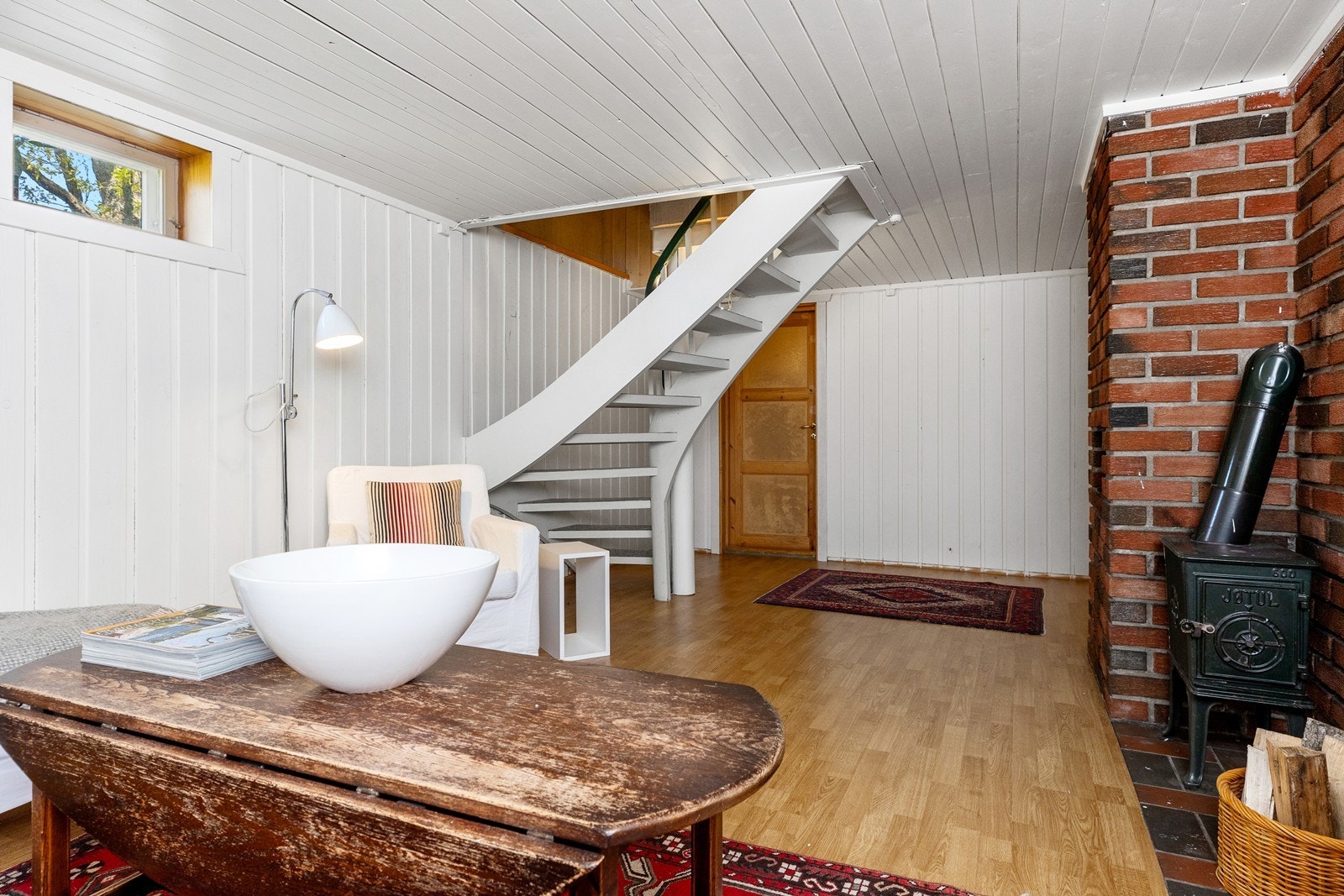 Kjeller med kjellerstue, vaskerom, to boder samt matbod Galleribilde