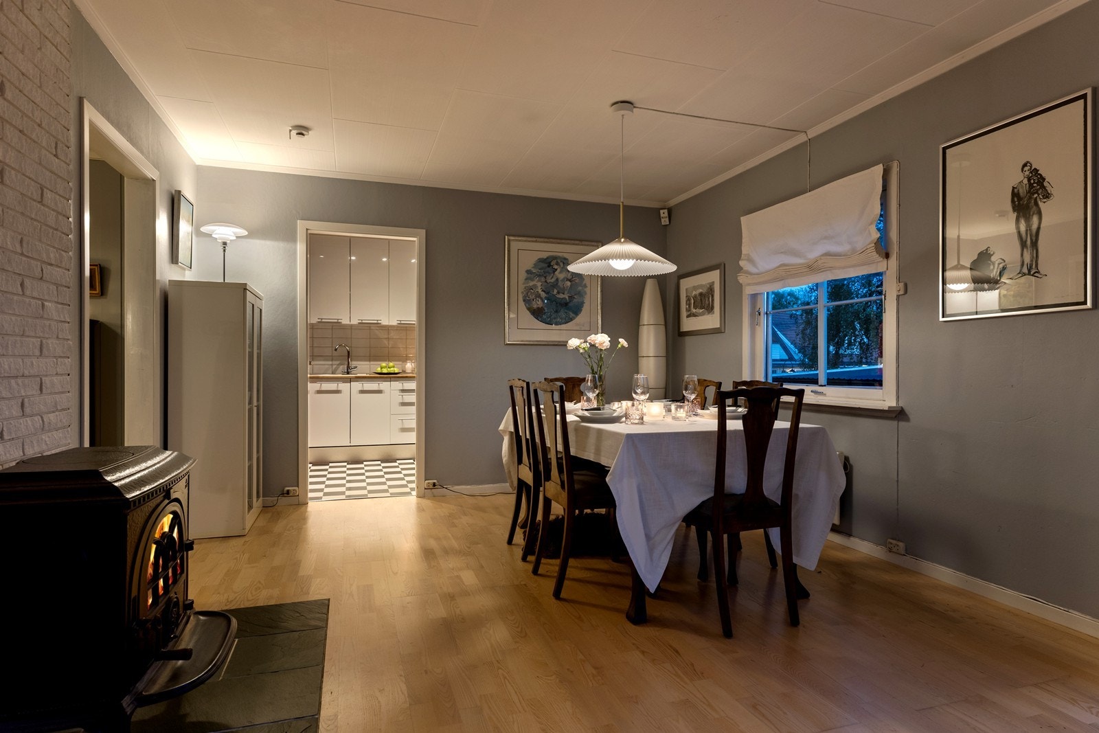 Lun og god oppvarming med varmepumpe og peisovn i stue Galleribilde