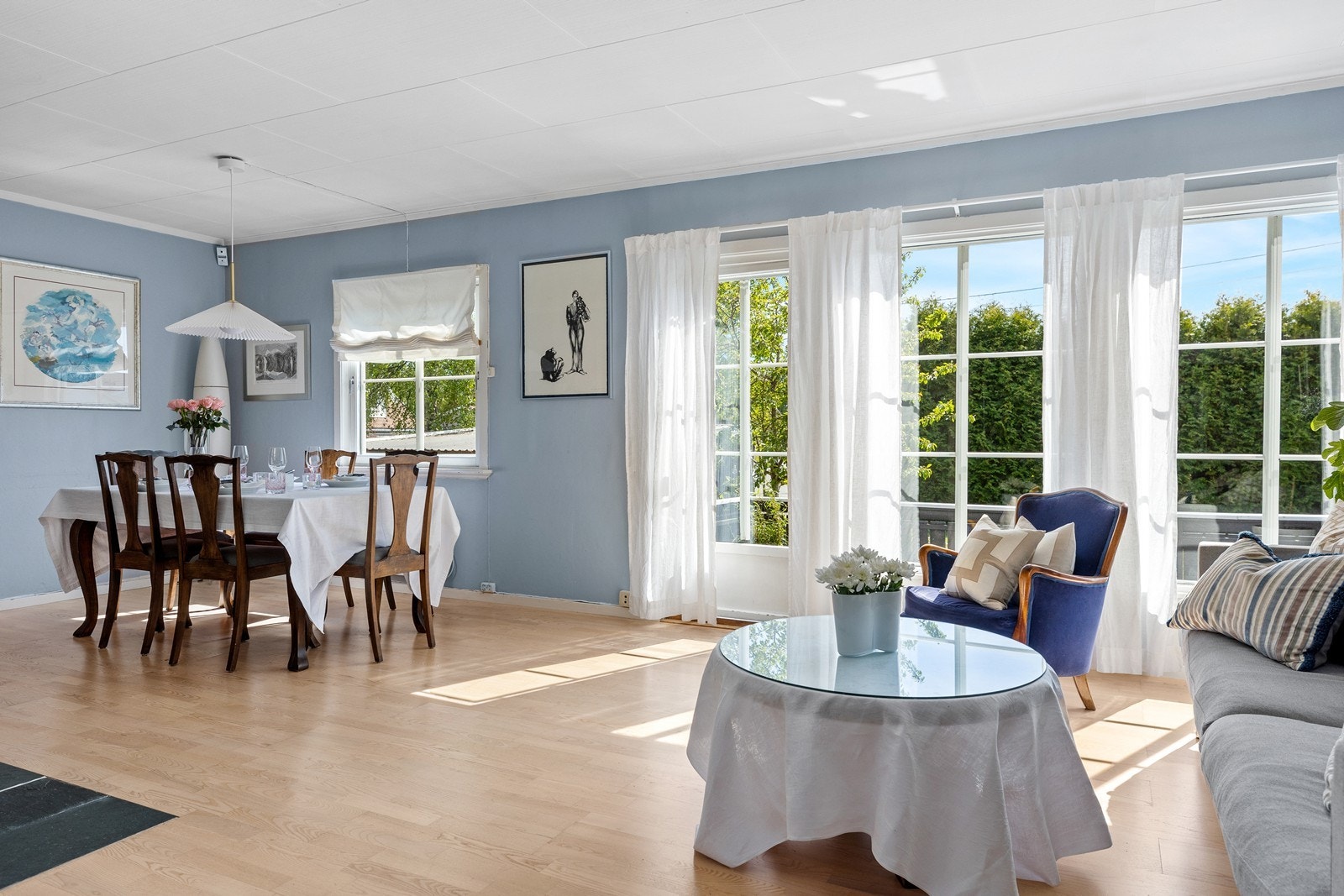 Meget luftig og åpen stue med flere vinduer som gir rikelig med dagslys Galleribilde