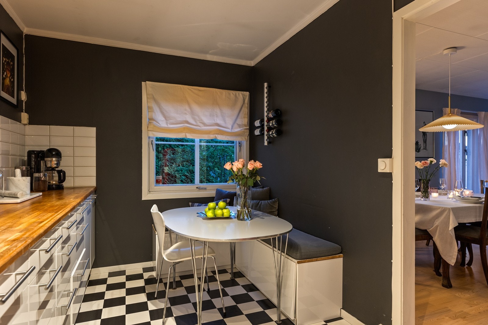 Koselig kjøkken med fin utnyttelse for hjørnebenk og frokostbord Galleribilde