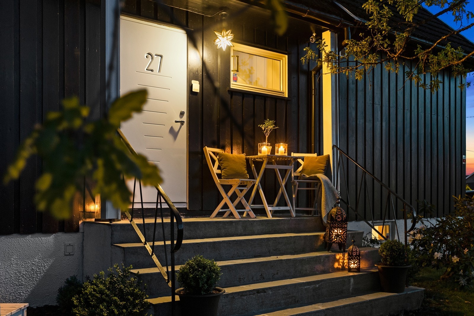 Koselig inngangsparti med lite overbygg og plass til sittegruppe Galleribilde