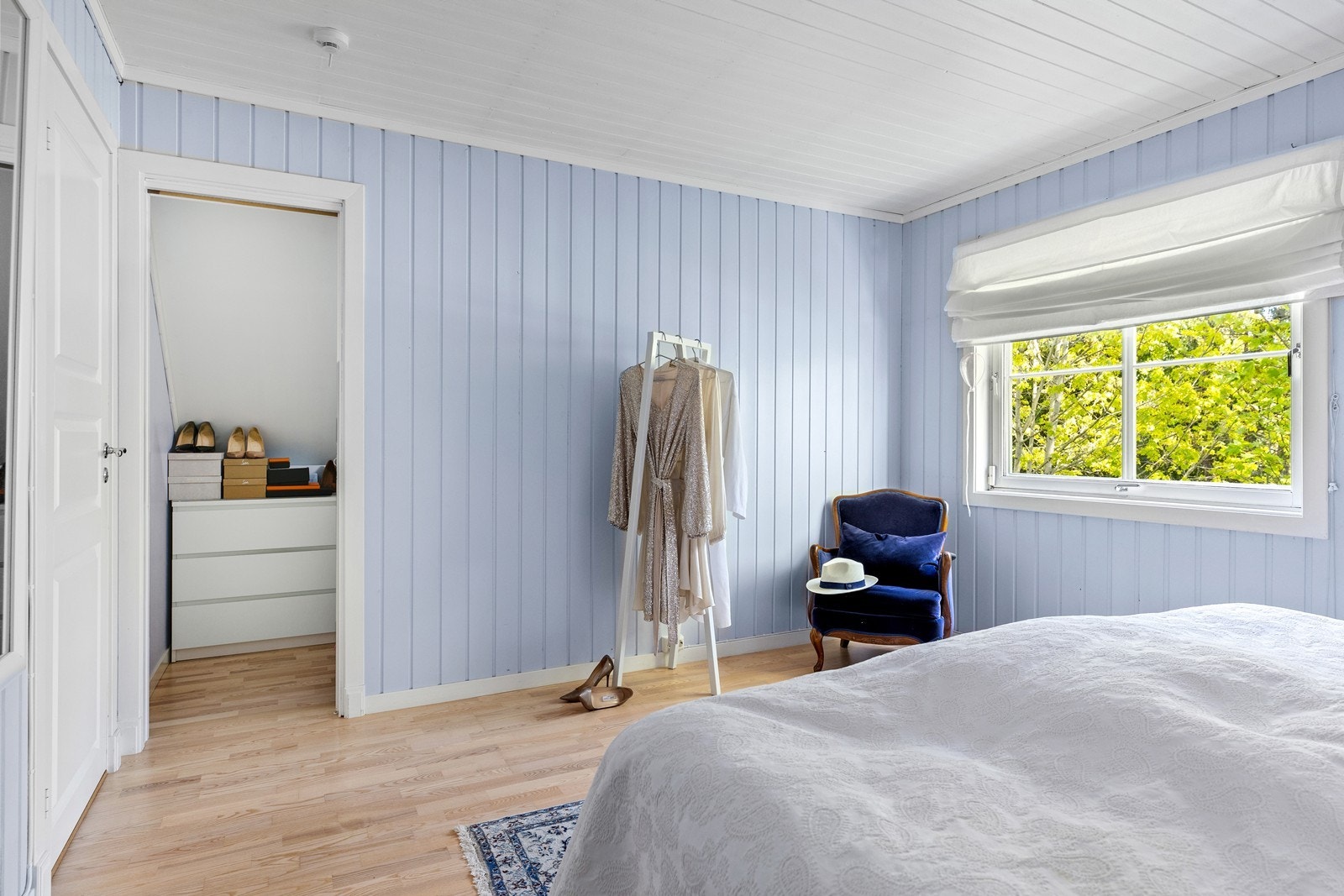 Det er totalt tre soverom samt kontor/trapperom i 2. etasje Galleribilde