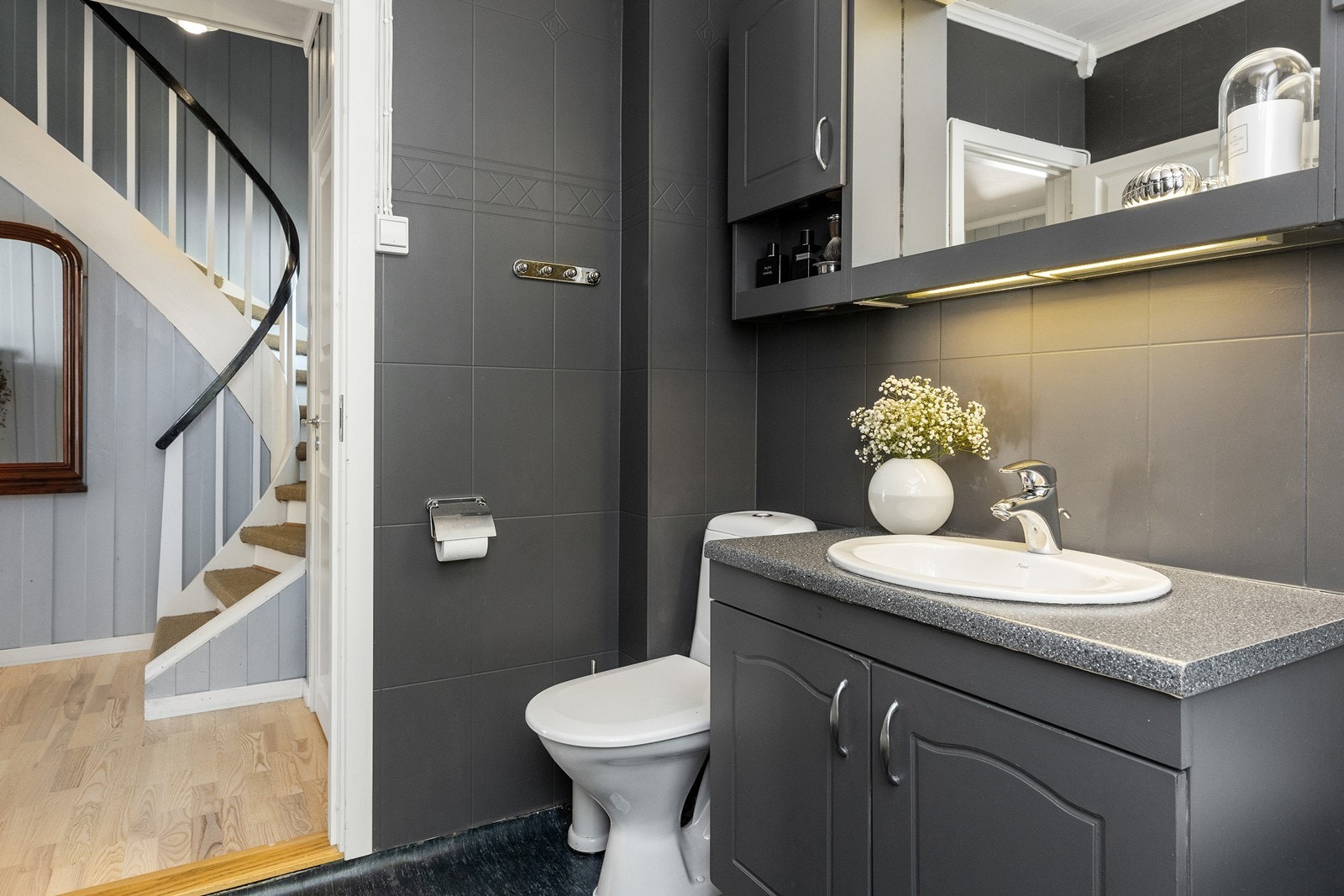 Badet i 1. etasje har wc, servantinnredning og badekar Galleribilde