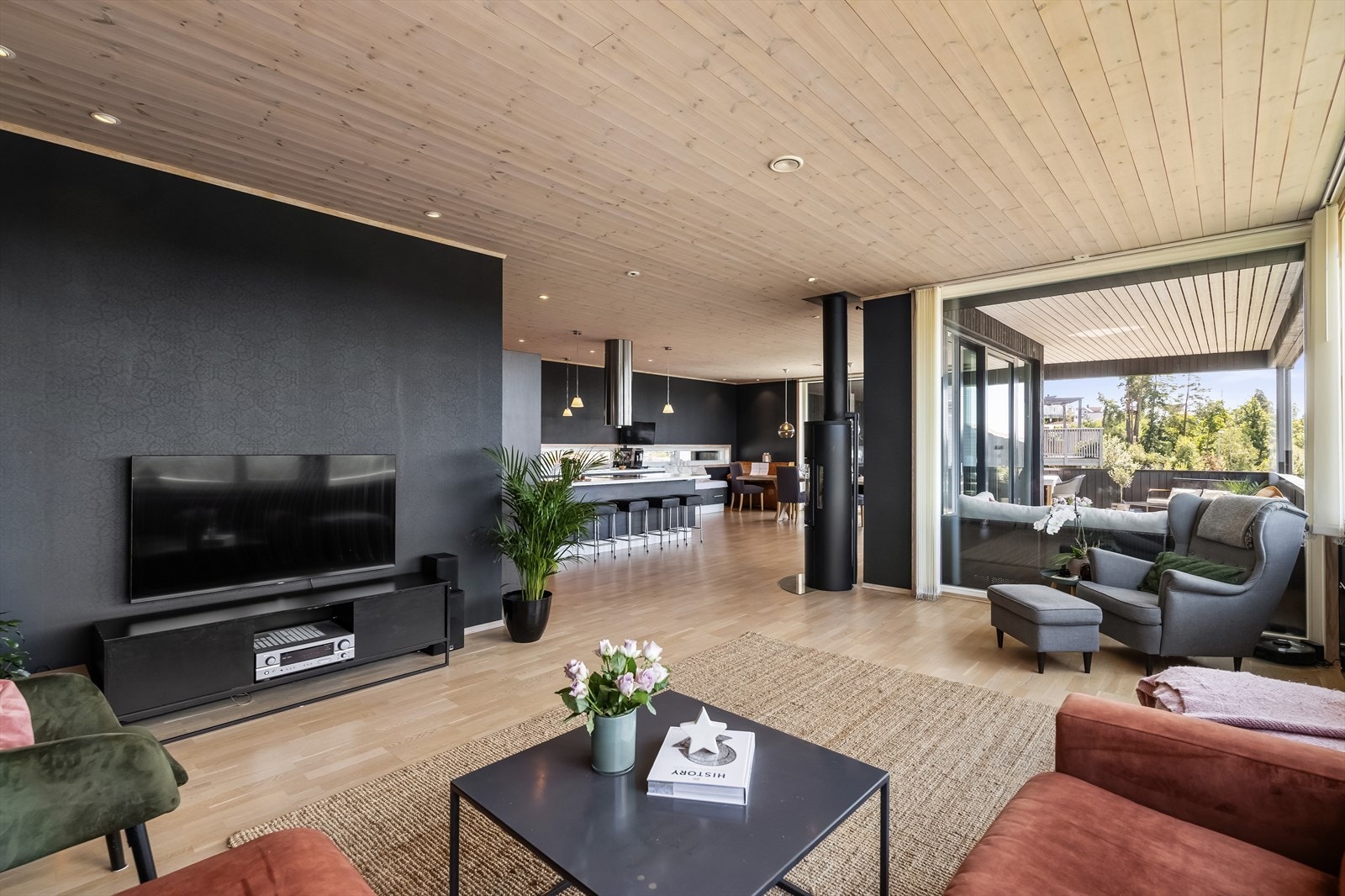 Her er det god plass til sofaløsning med tilhørende møblement. Galleribilde