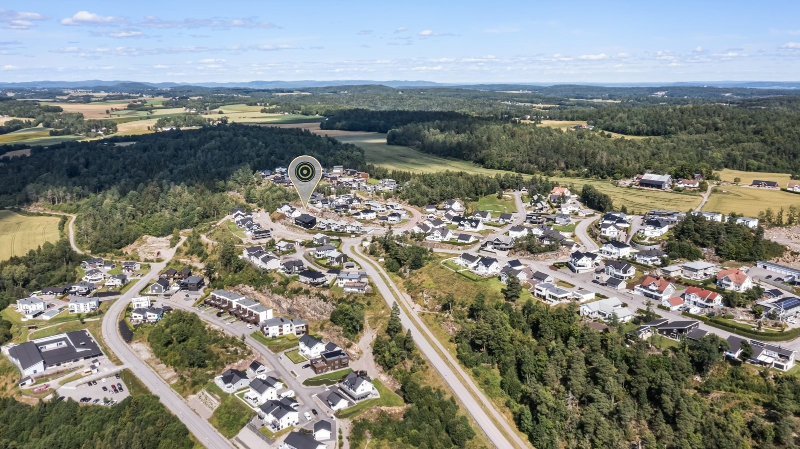 Revetal har alt av sentrumsfasiliteter slik som dagligvare på delikate Meny Revetal på Re-torvet, vinmonopol, skysstasjon, cafeer, flere klesbutikker, bensinstasjon og sportsforretning er noe å nevne. Galleribilde