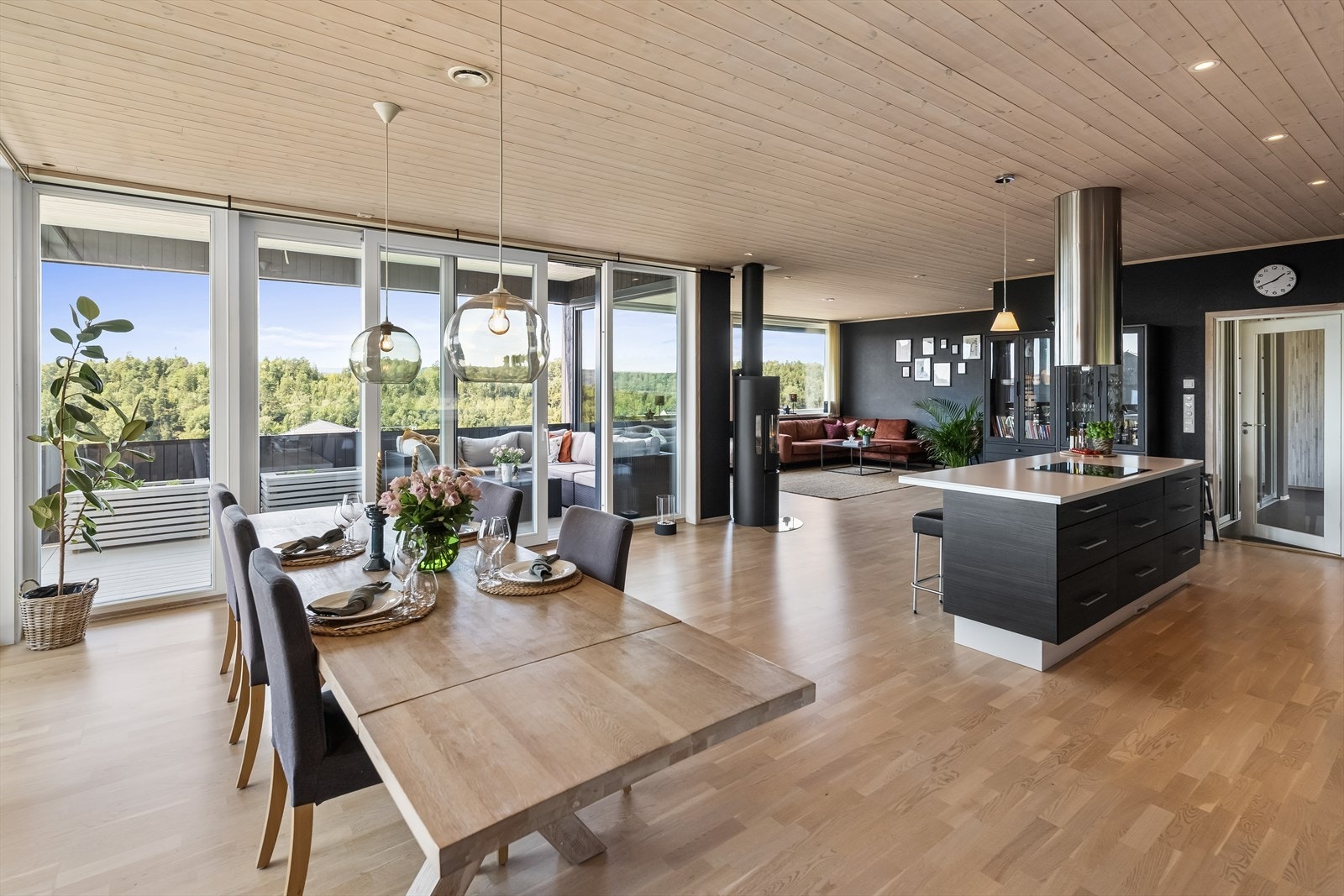 Den gode takhøyden bidrar også til et luftig og godt oppholdsrom med en god atmosfære. Galleribilde