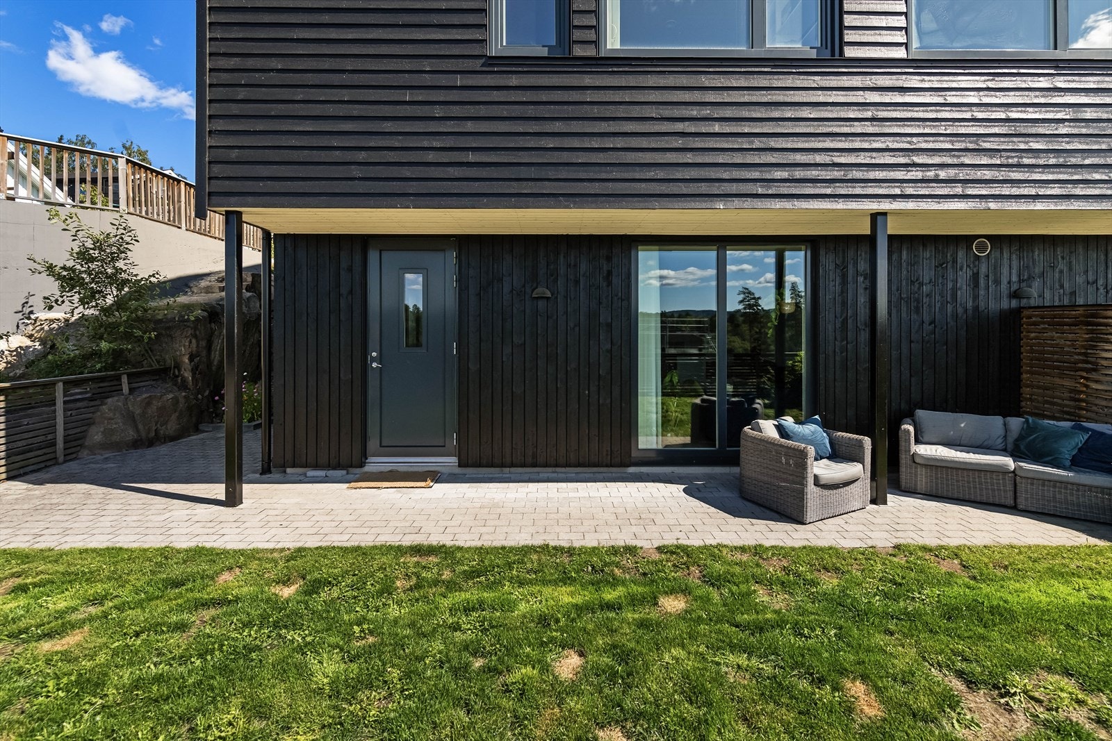 Steinlagt inngangsparti og uteplass for utleieleilighet. Galleribilde