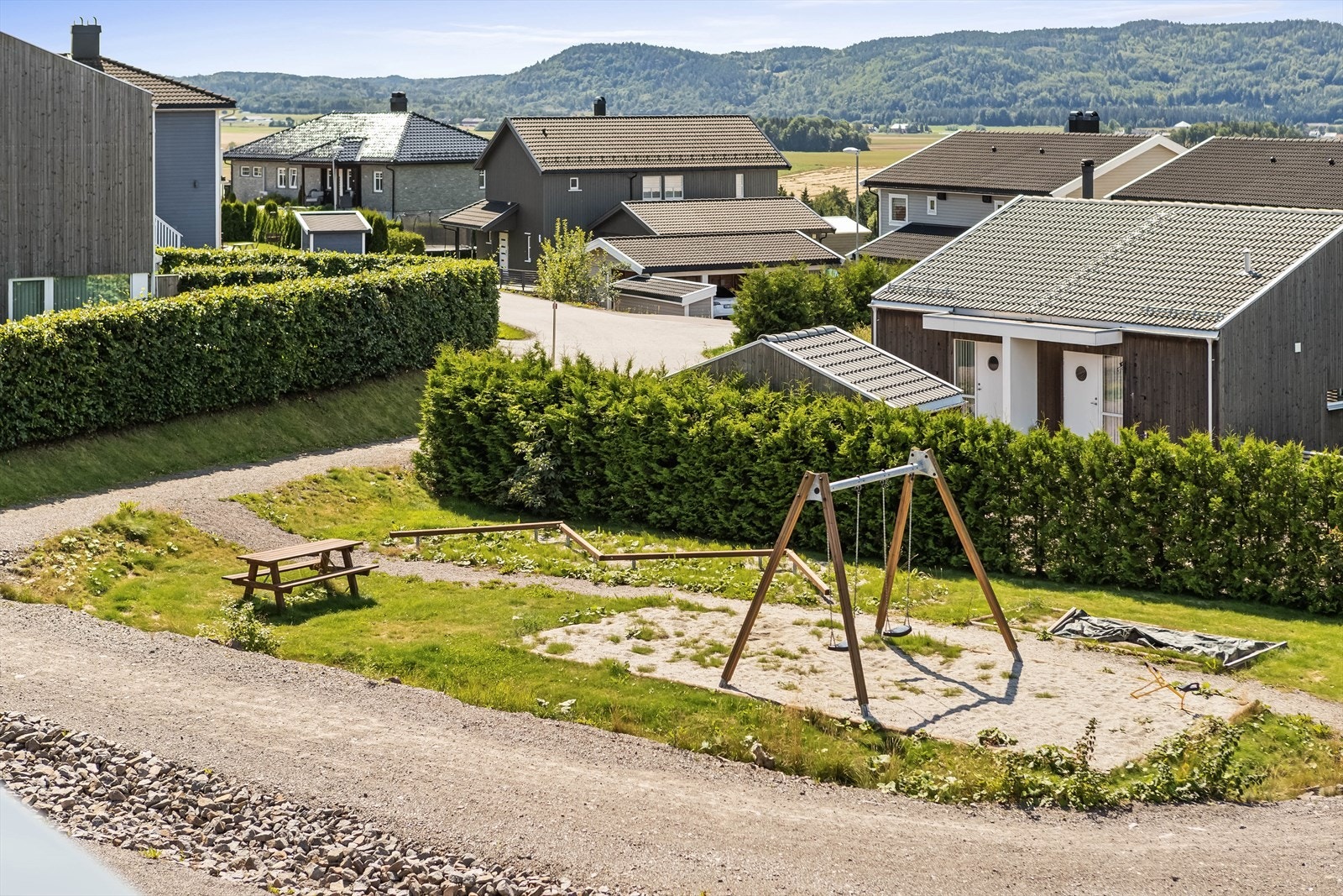 Område er både rolig og svært barnevennlig.Det er trygg skolevei fra Skjeggestadåsen og fin gang- og sykkelsti til sentrum av Revetal. Galleribilde