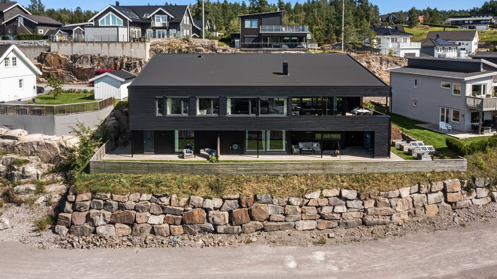 En rålekker og meget romslig funkisbolig fra 2014 på totalt 337 kvm og med egen utleiedel! Galleribilde