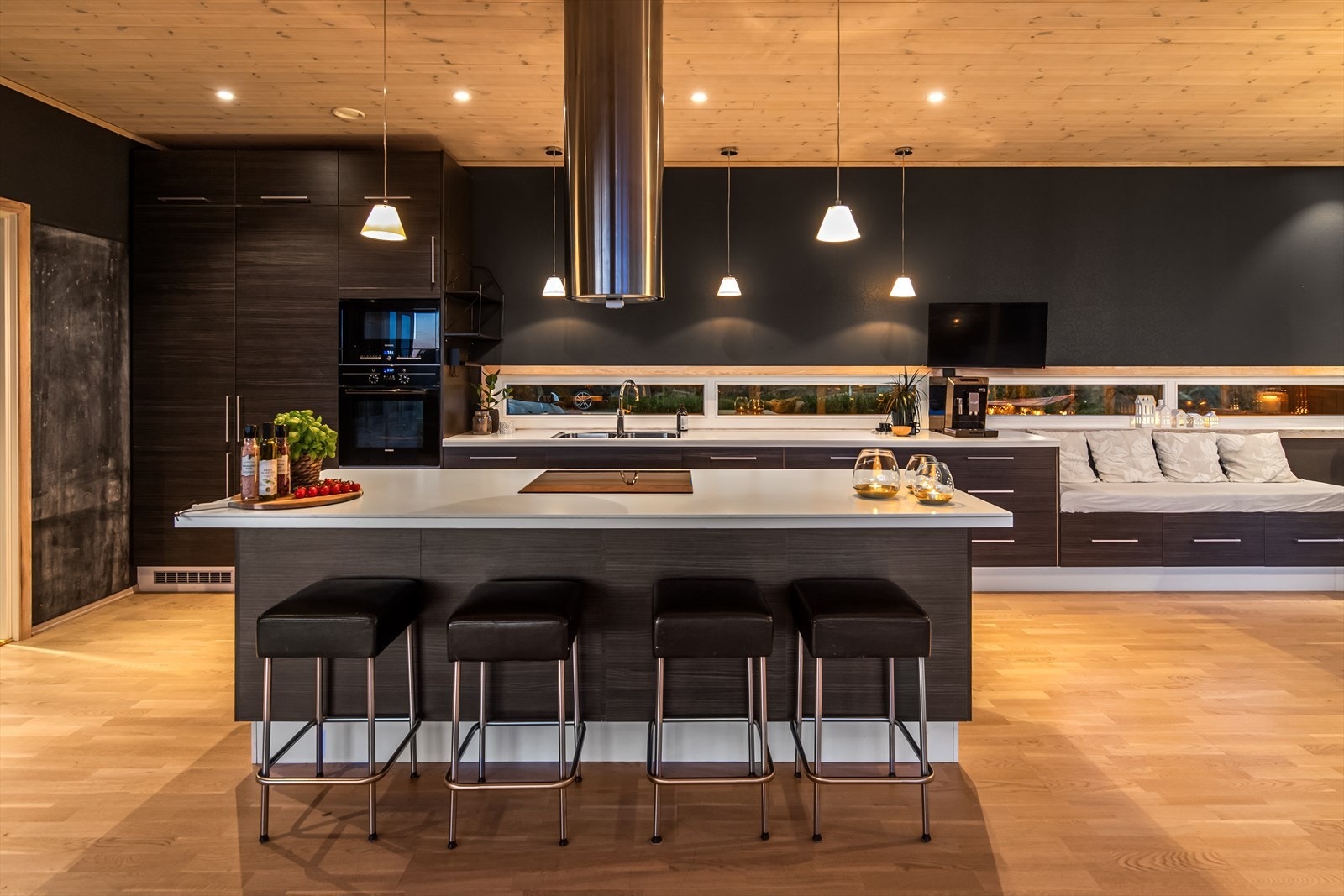 Som hjerte i kjøkkenet står en øy som gjør det mulig å kombinere kokkekunst og være en del av selskapet. Dette er kjøkkenet for de kresne! Galleribilde