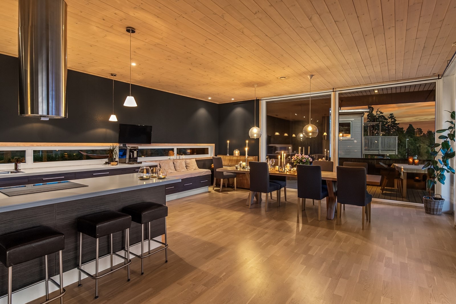 Kjøkkenet i mørk utførelse er av god kvalitet med kompositt benkeplate, integrerte hvitevarer og rikelig med skap- og benkeplass. Galleribilde