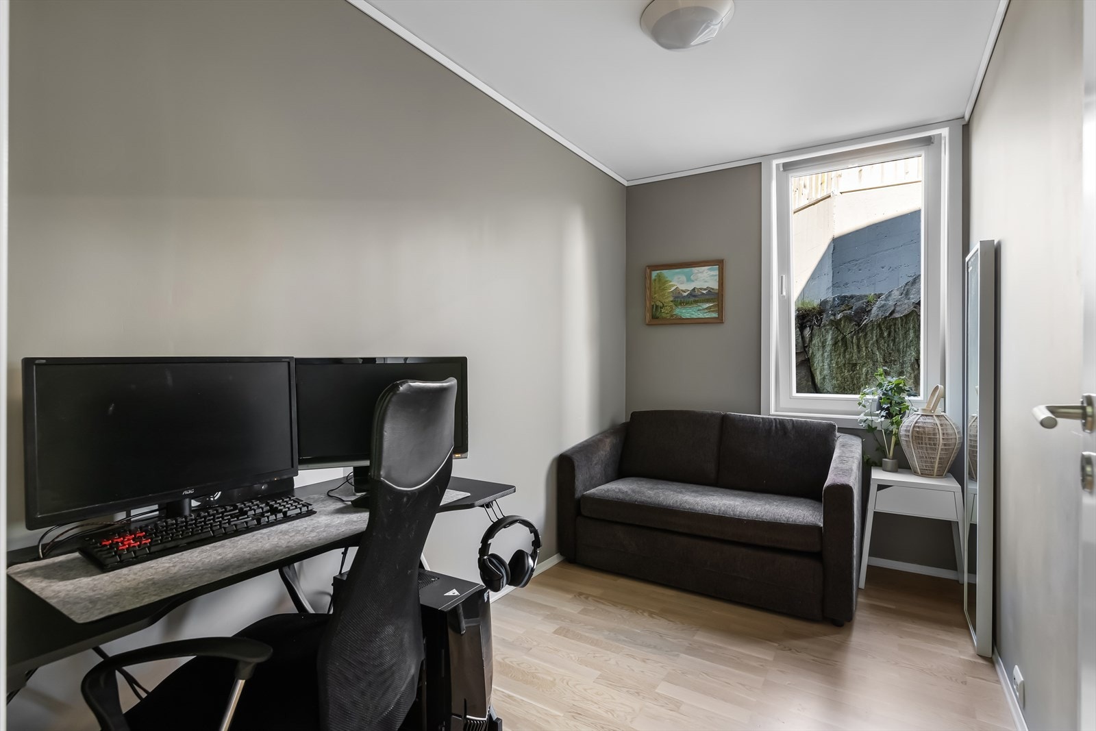 Soverom nr. 1 i lyse og behagelige fargetoner og med vindu i enden som gir godt med naturlig lys. Galleribilde