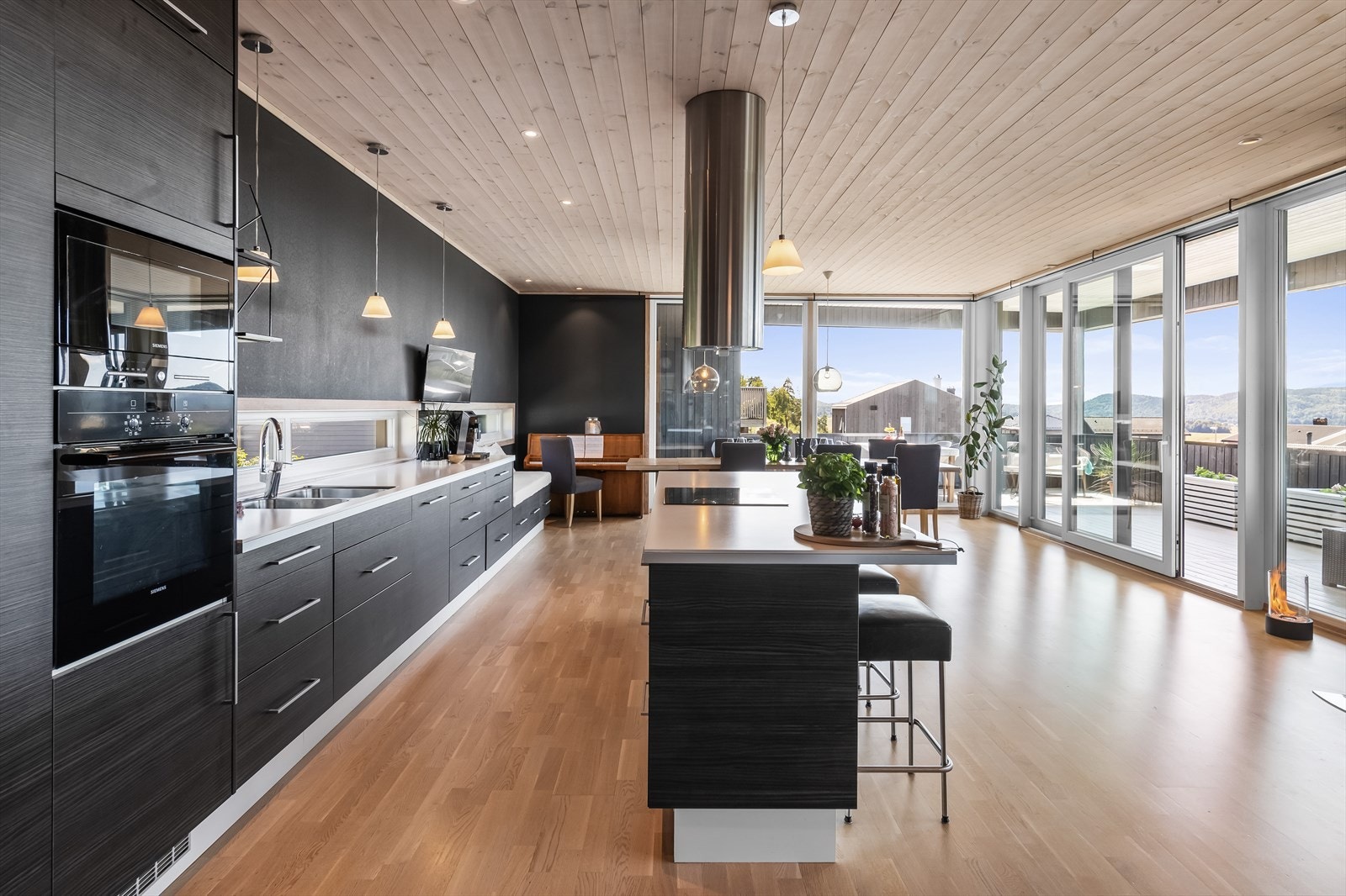 Legg merke til de generøse vindusflatene fra gulv til tak som gir rikelig med naturlig dagslys! Galleribilde