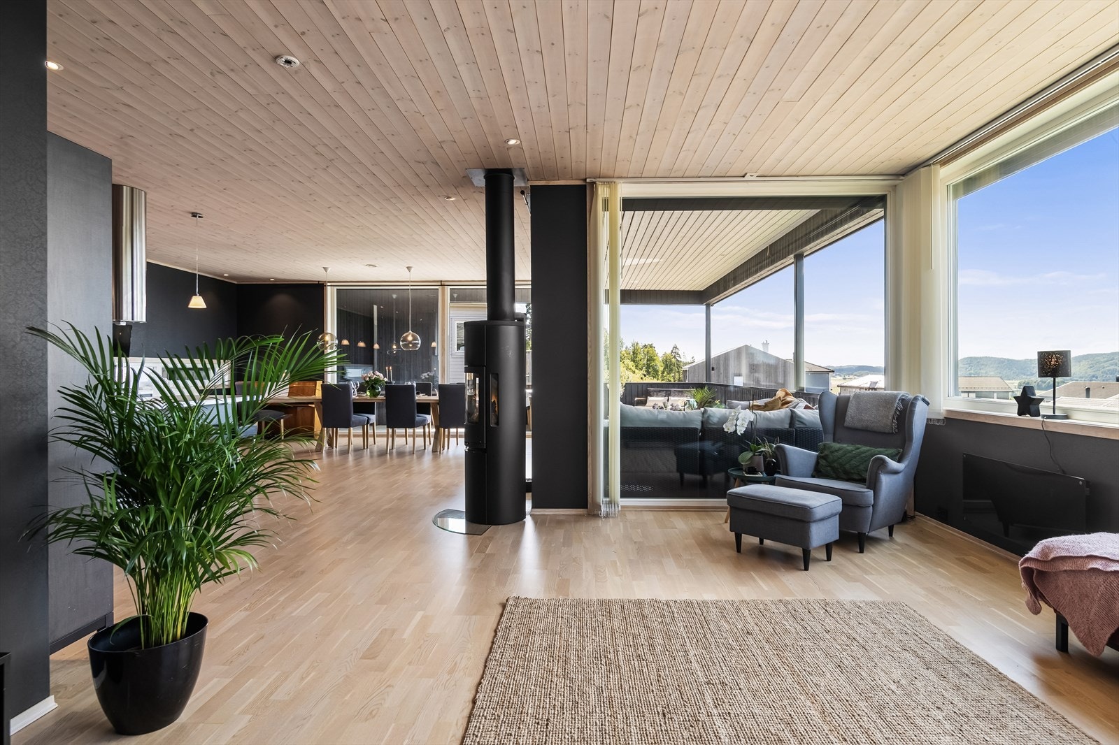 Stuen kan innredes på flere måter og har en peisovn som gir både kos og varme på kalde vinterkvelder. Galleribilde