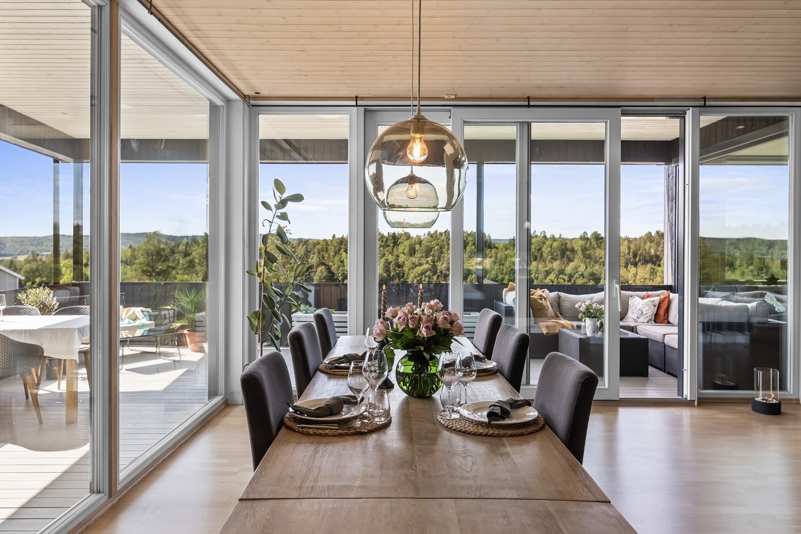 Her kan man lene blikket ut til den vakre naturen som er et maleri som endres med årstidene! Galleribilde