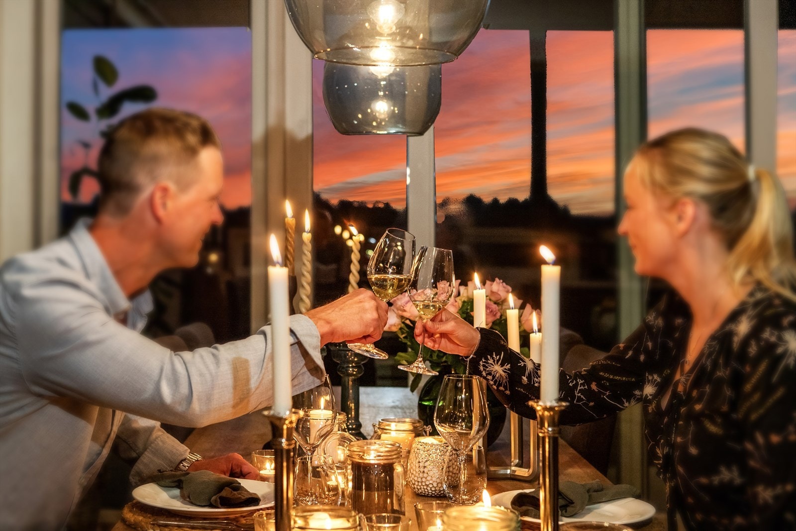 Med ekstra store vindusflater og skyvedør som kan smelte sammen ute- og inneområdene, er dette den perfekte plassen for sosiale sammenkomster. Galleribilde