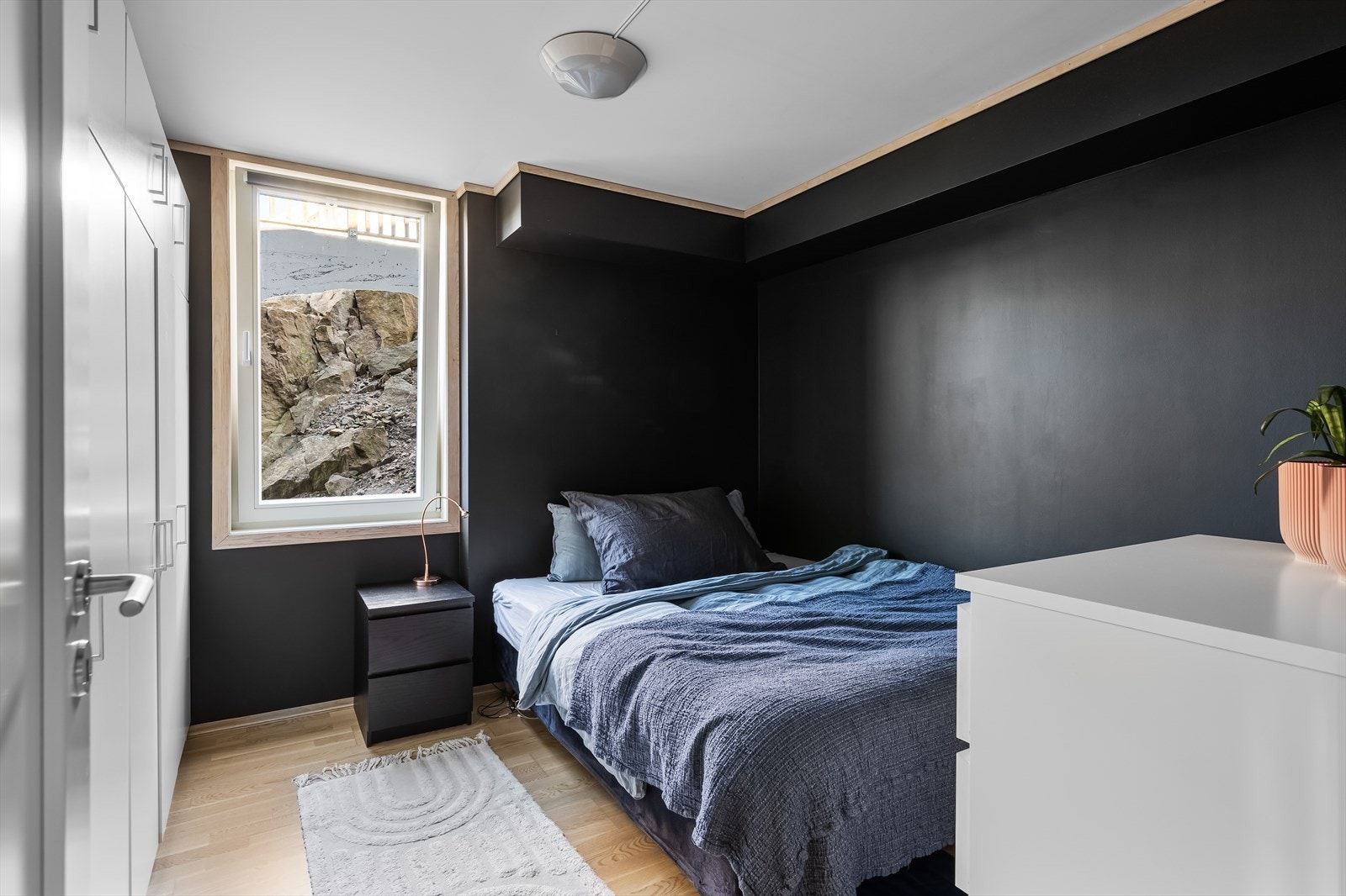 Soverom nr. to med fin plass til seng med tilhørende møblement og garderobeløsning. Galleribilde